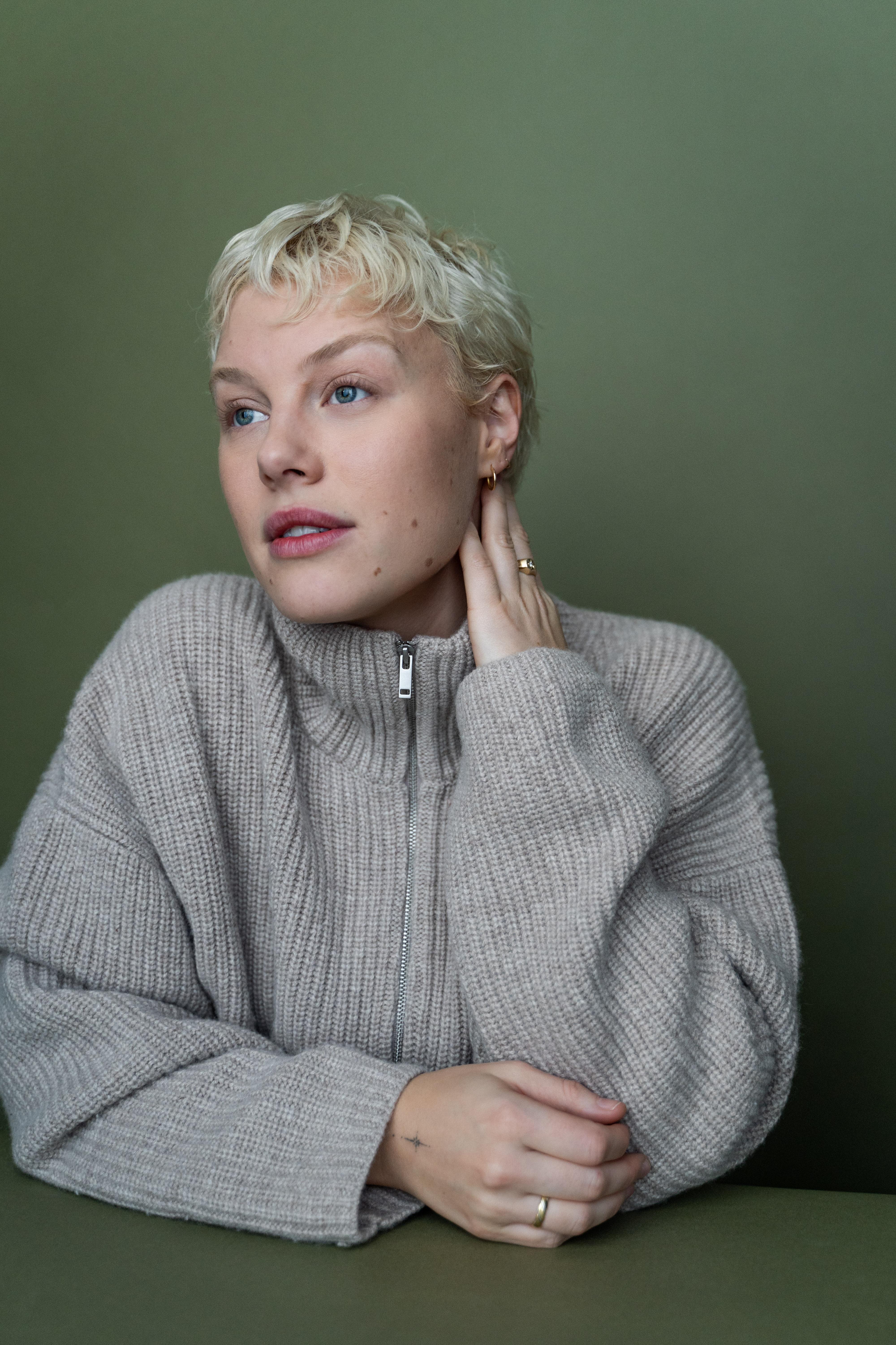 actor Hannah van der Westhuysen large photo