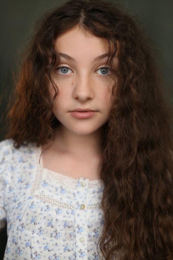 actor Chloe Raphael large photo