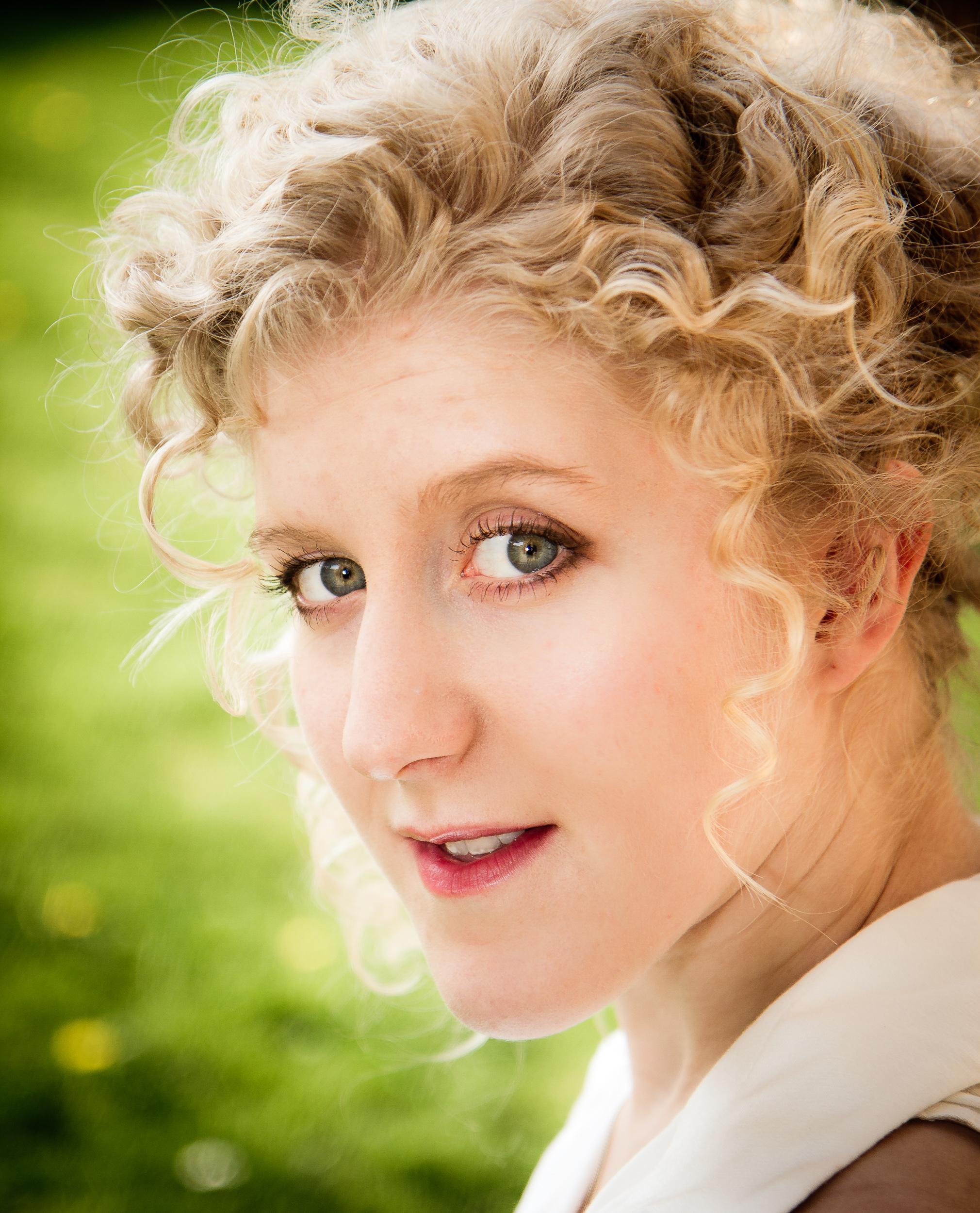 actor Leigh Quinn large photo