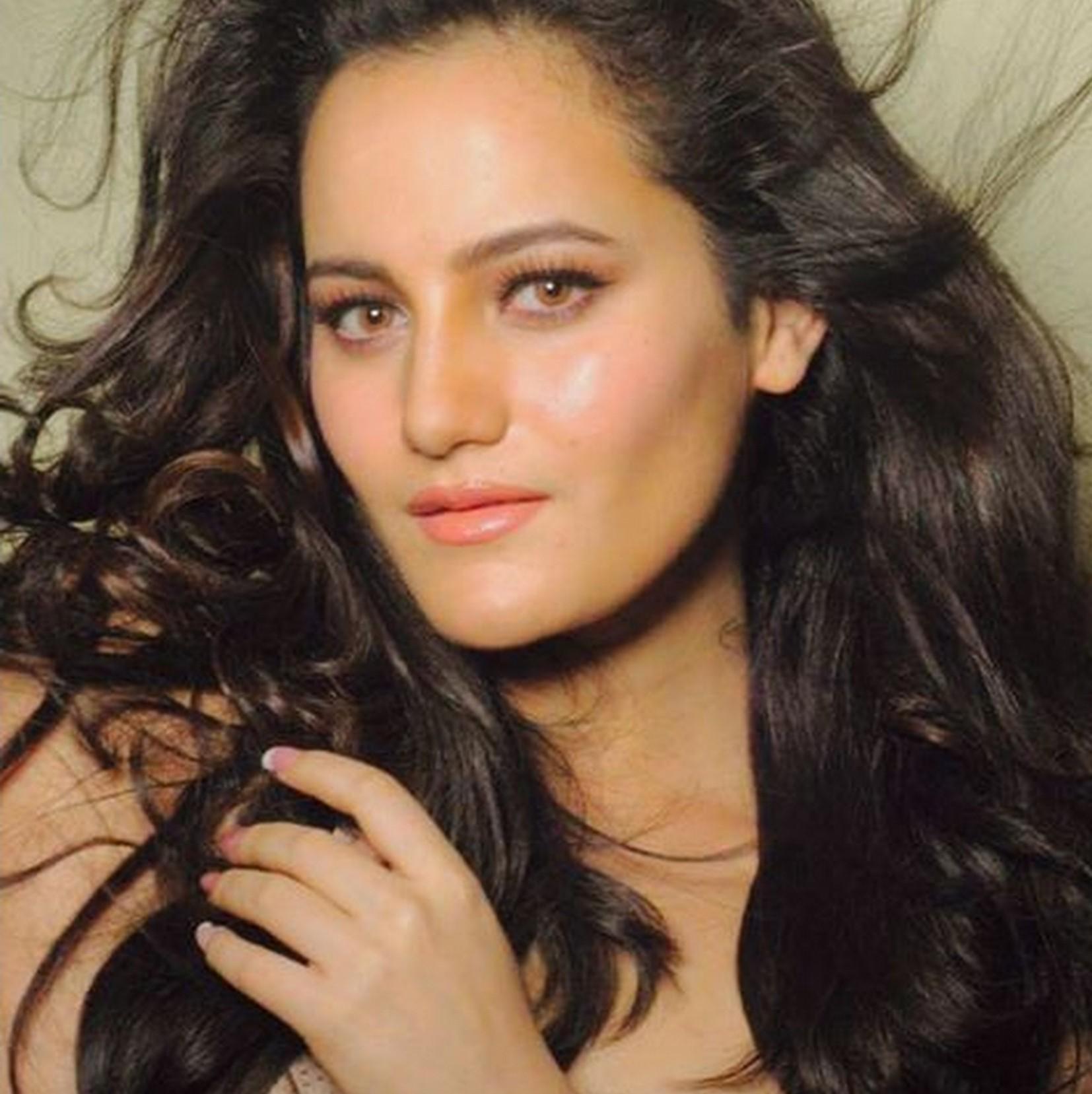 actor Raviza Chauhan large photo