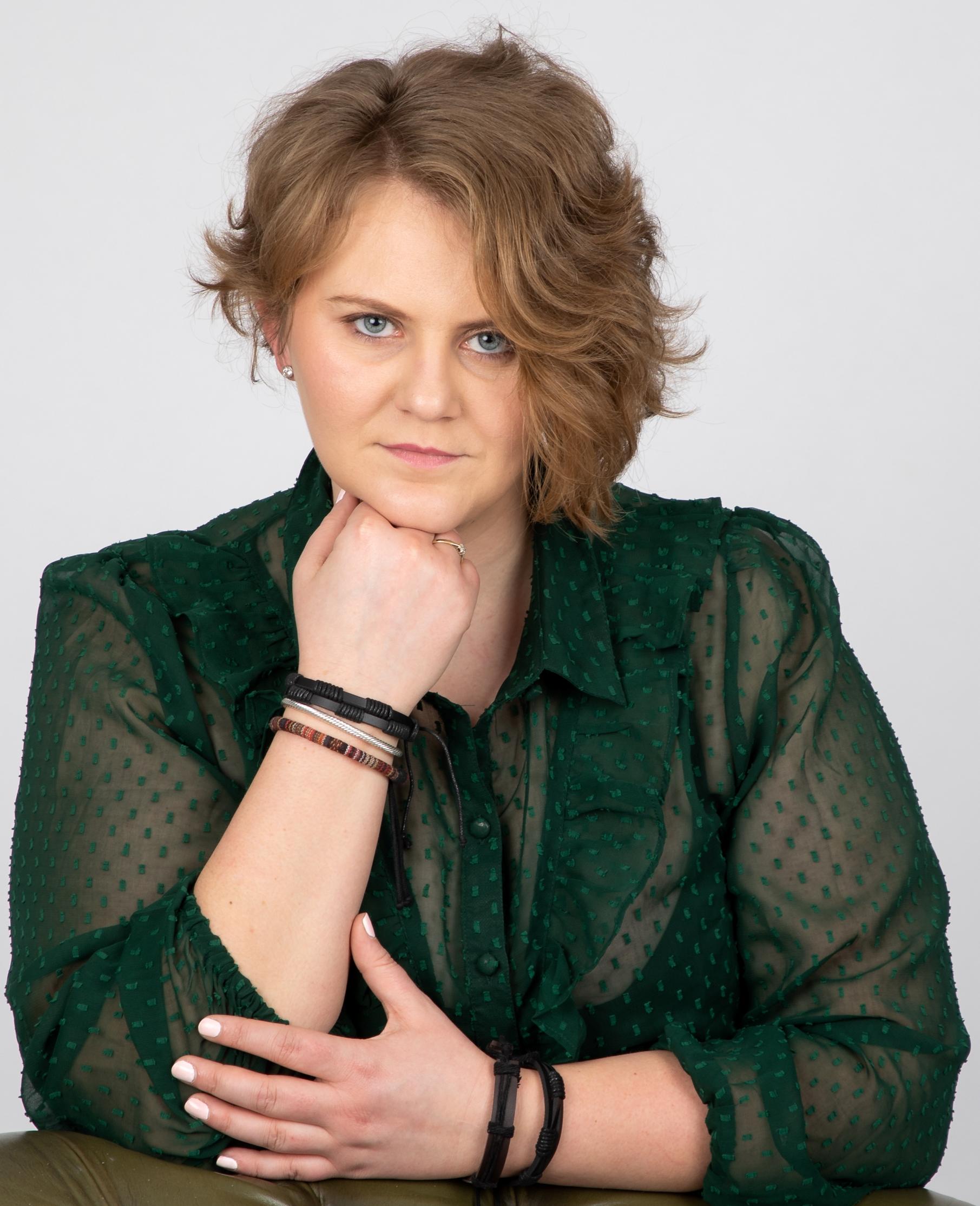 actor Laura Saxon large photo