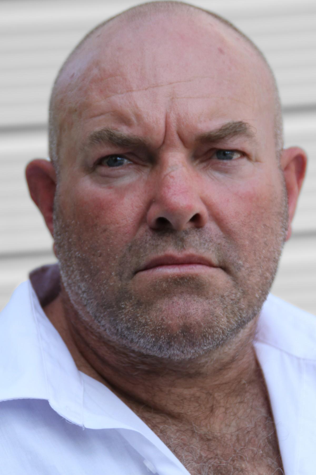 actor Lee Tuson large photo