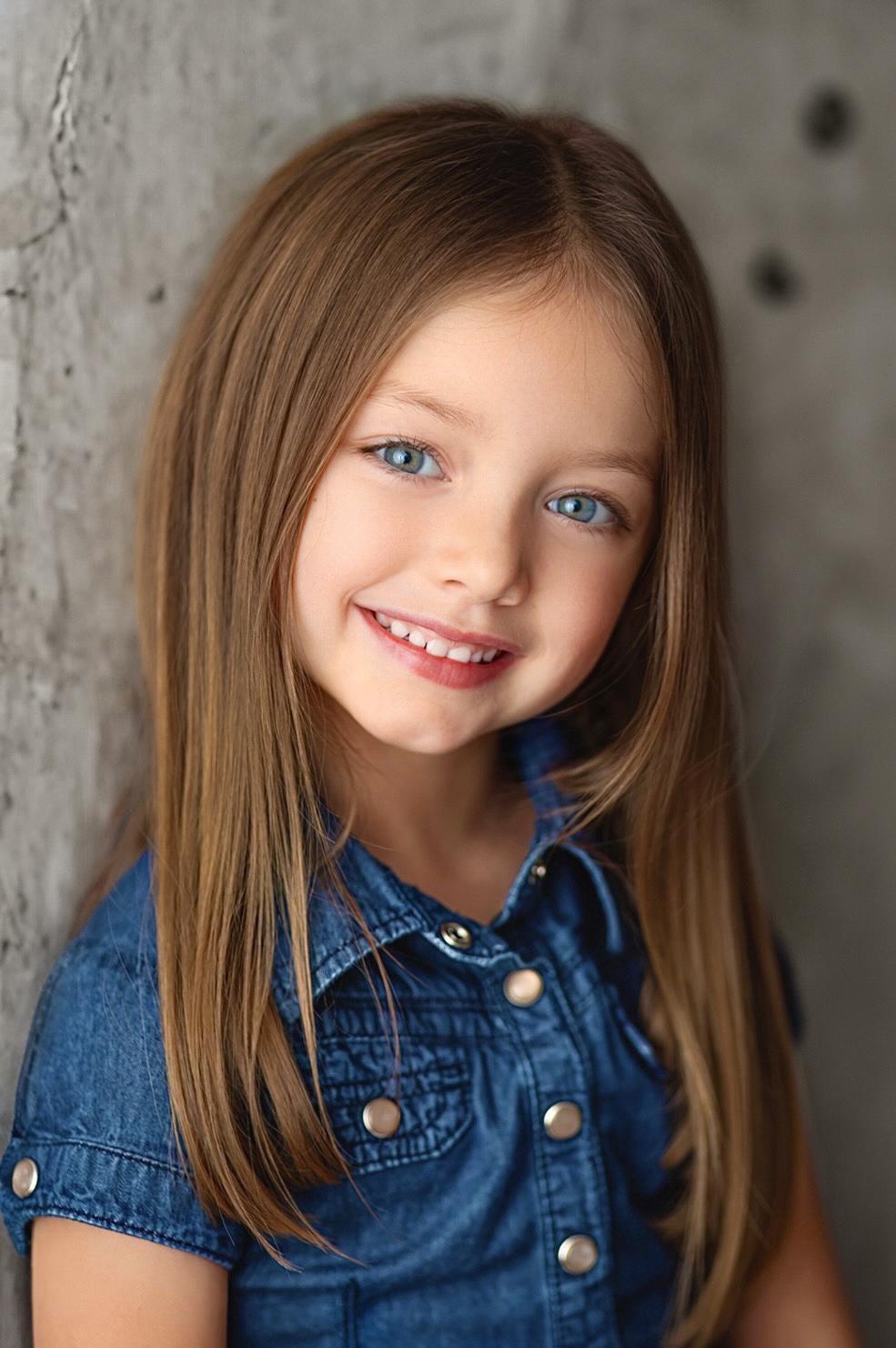 actor Emily Mitchell large photo