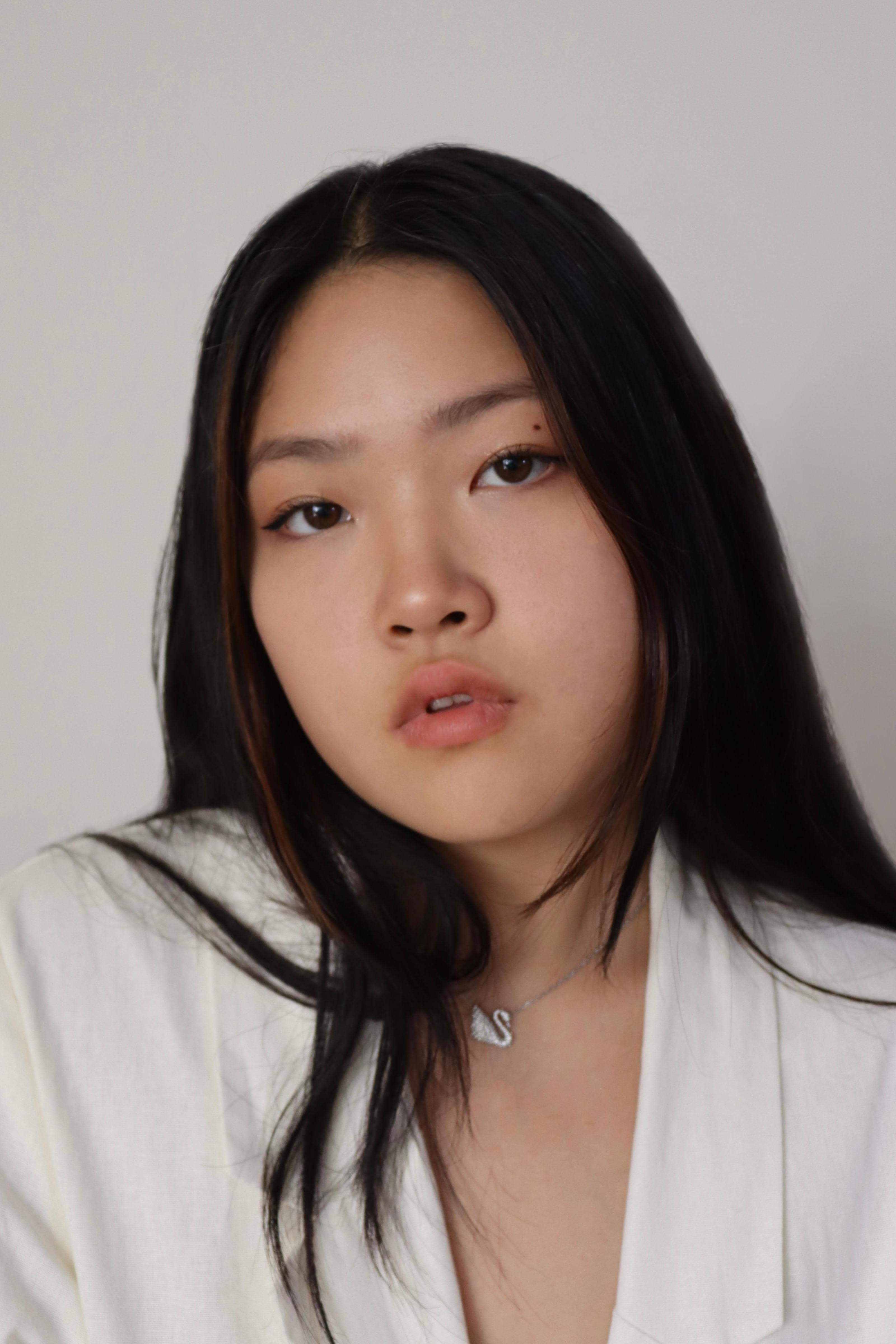 actor Esther Son large photo