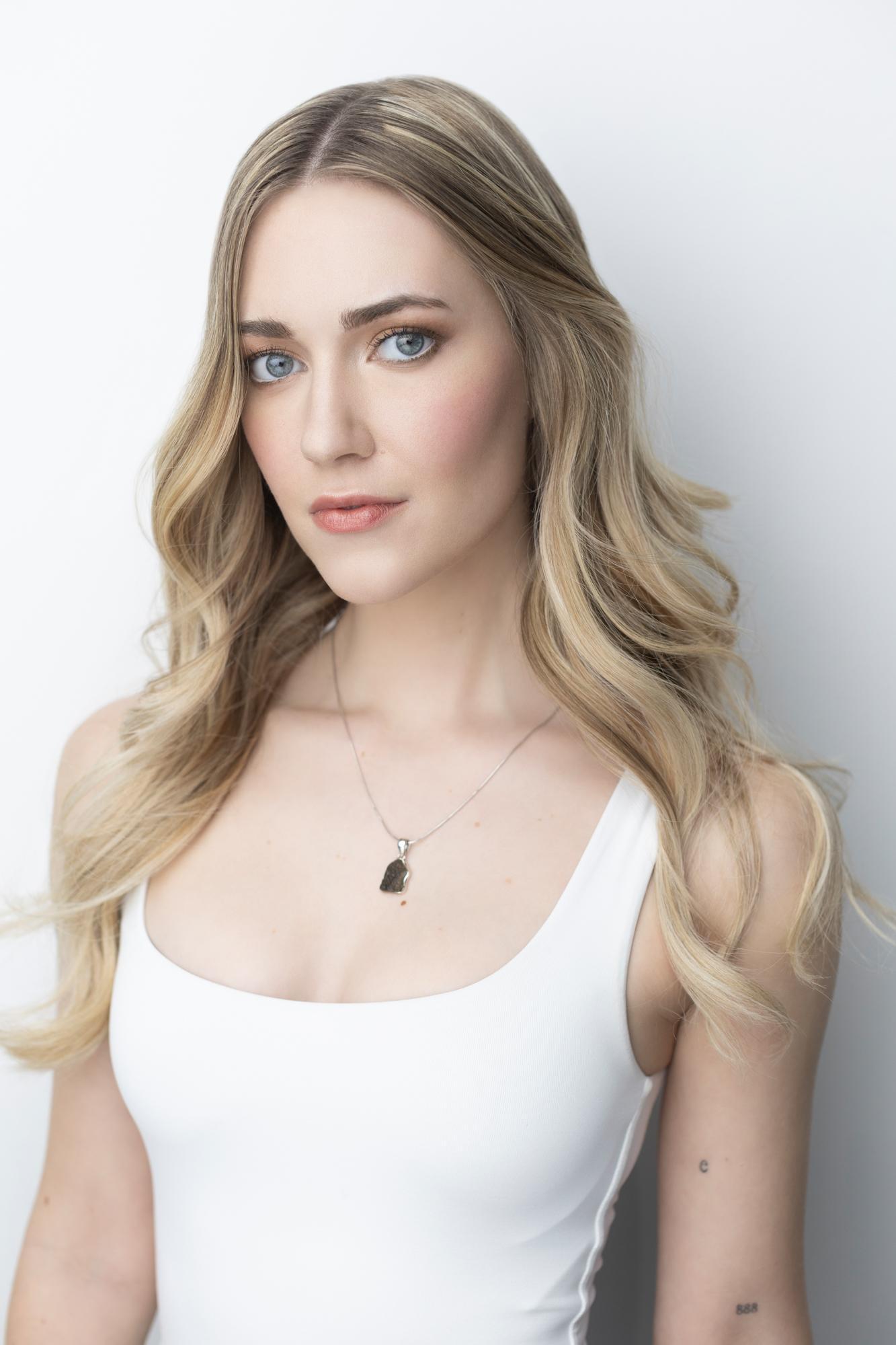 actor Sophie Sedlacek large photo