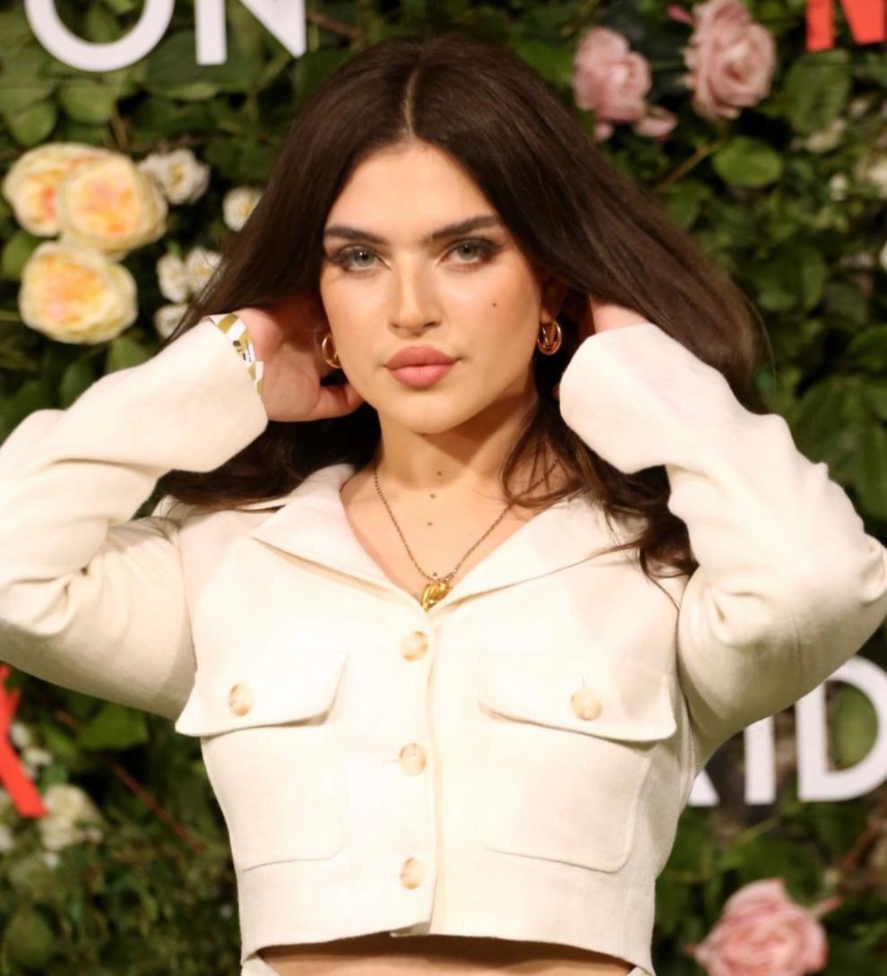 actor Mae Muller large photo