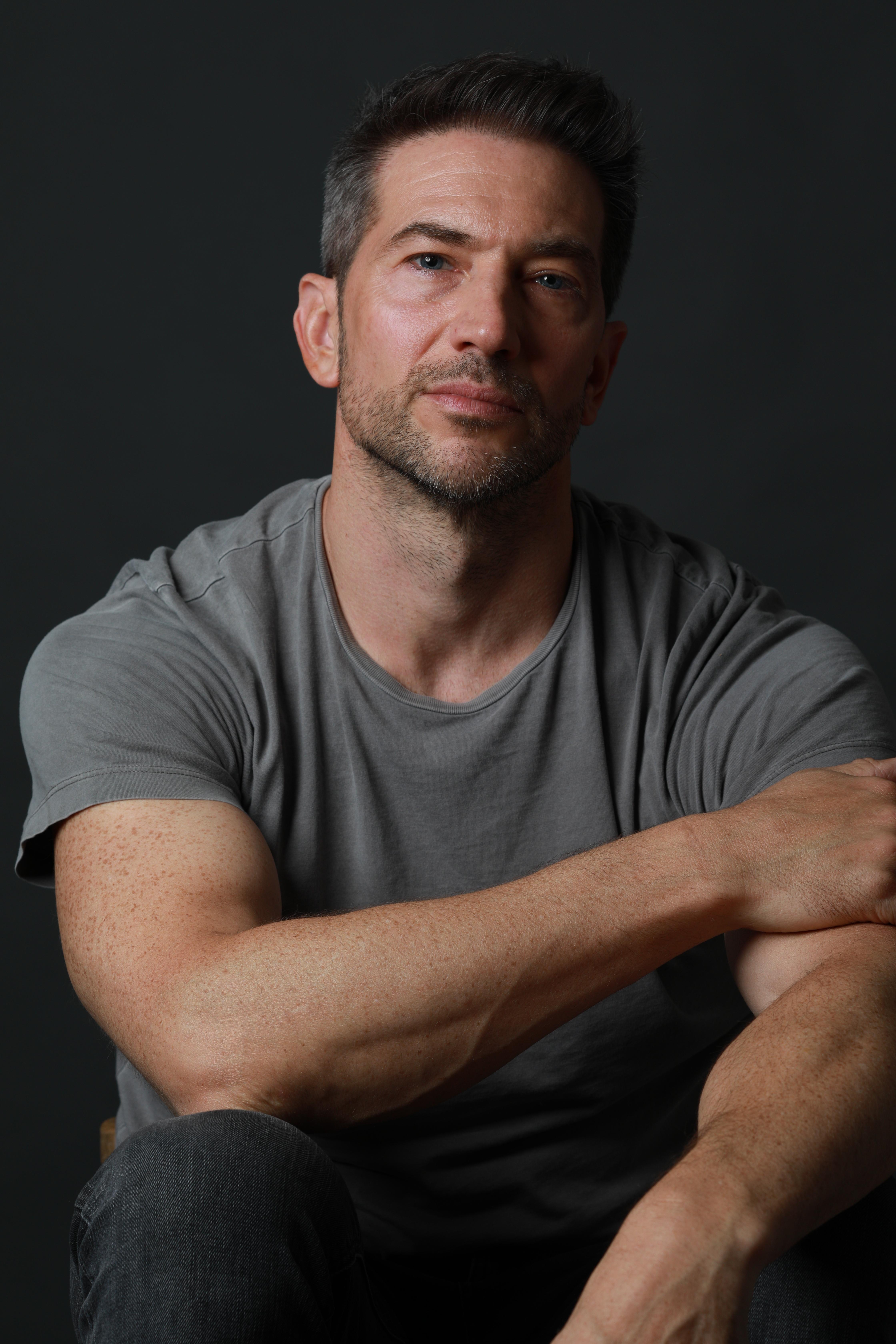 actor Luke Roberts large photo