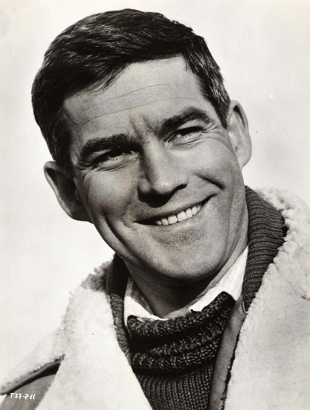 actor Michael Craig large photo