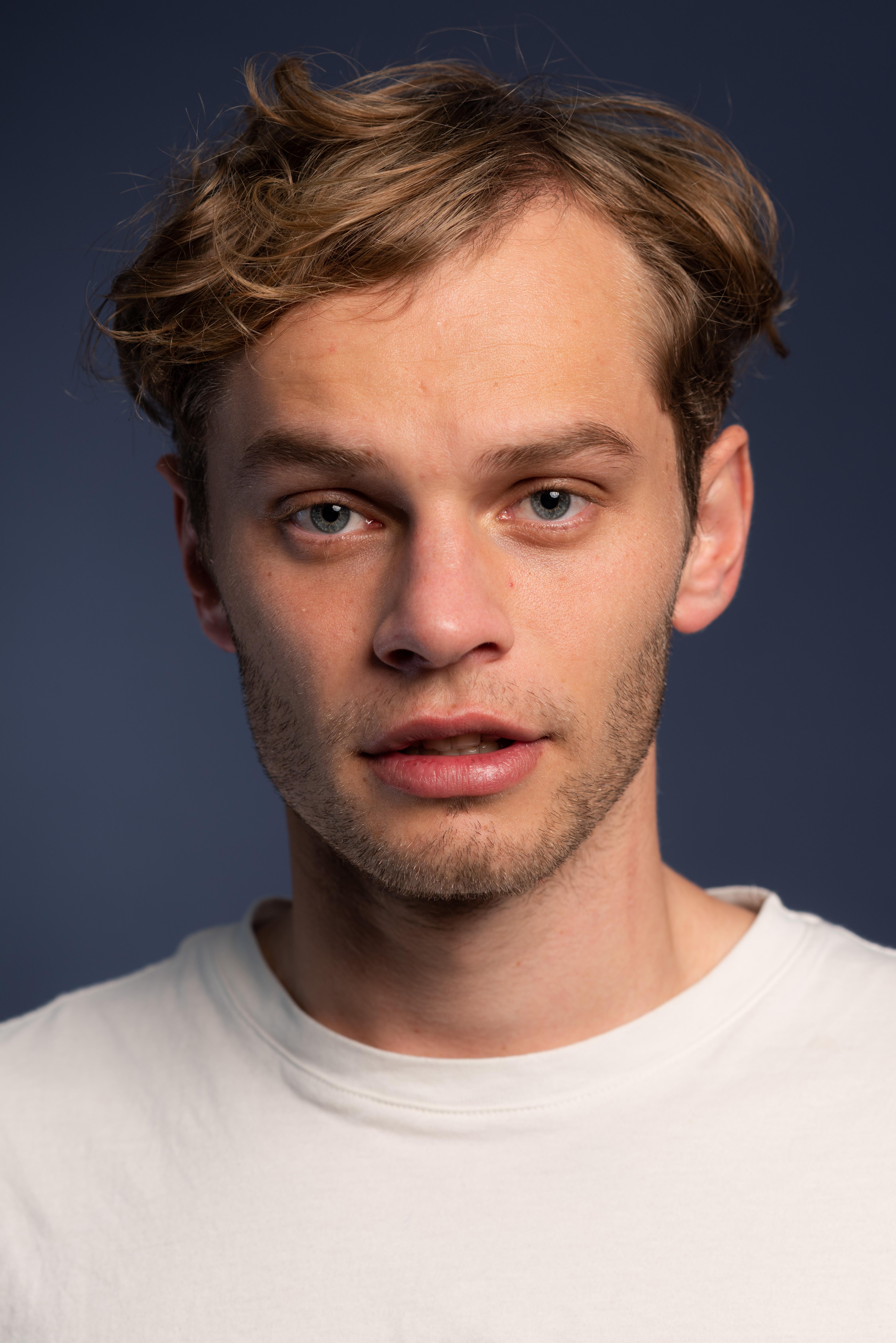 actor Aidan Scott large photo