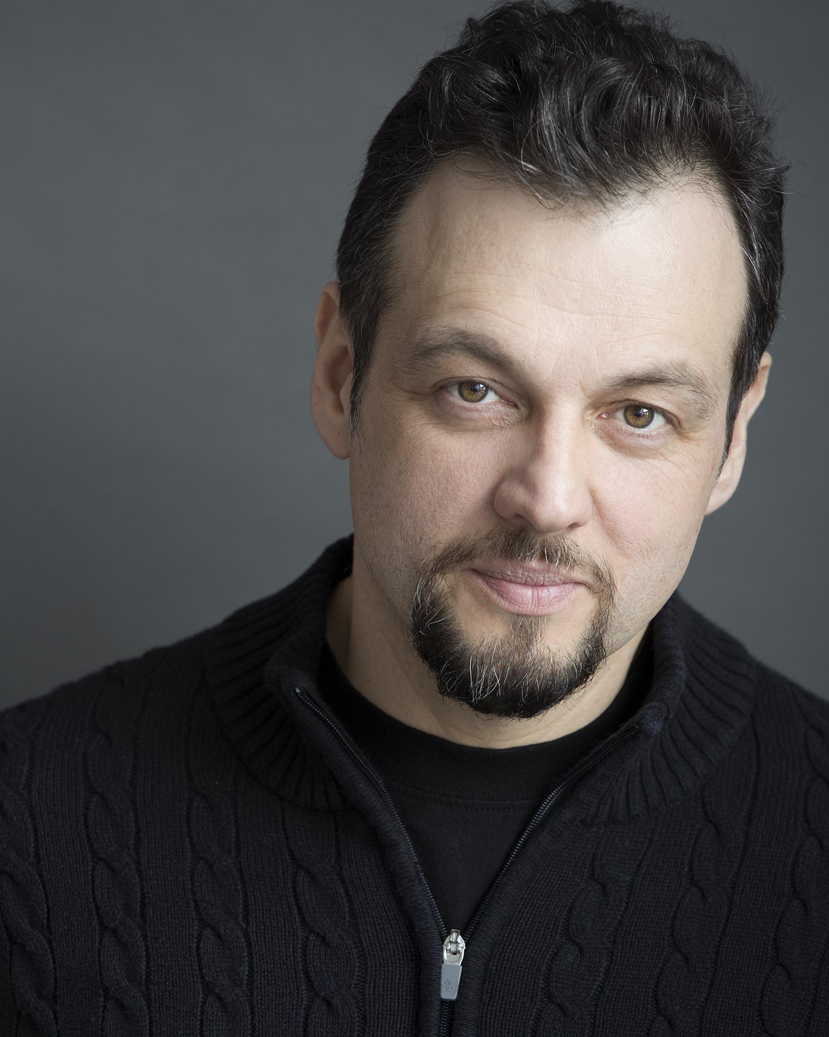 actor Carlos Diaz large photo