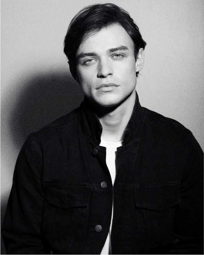 actor Thomas Doherty large photo