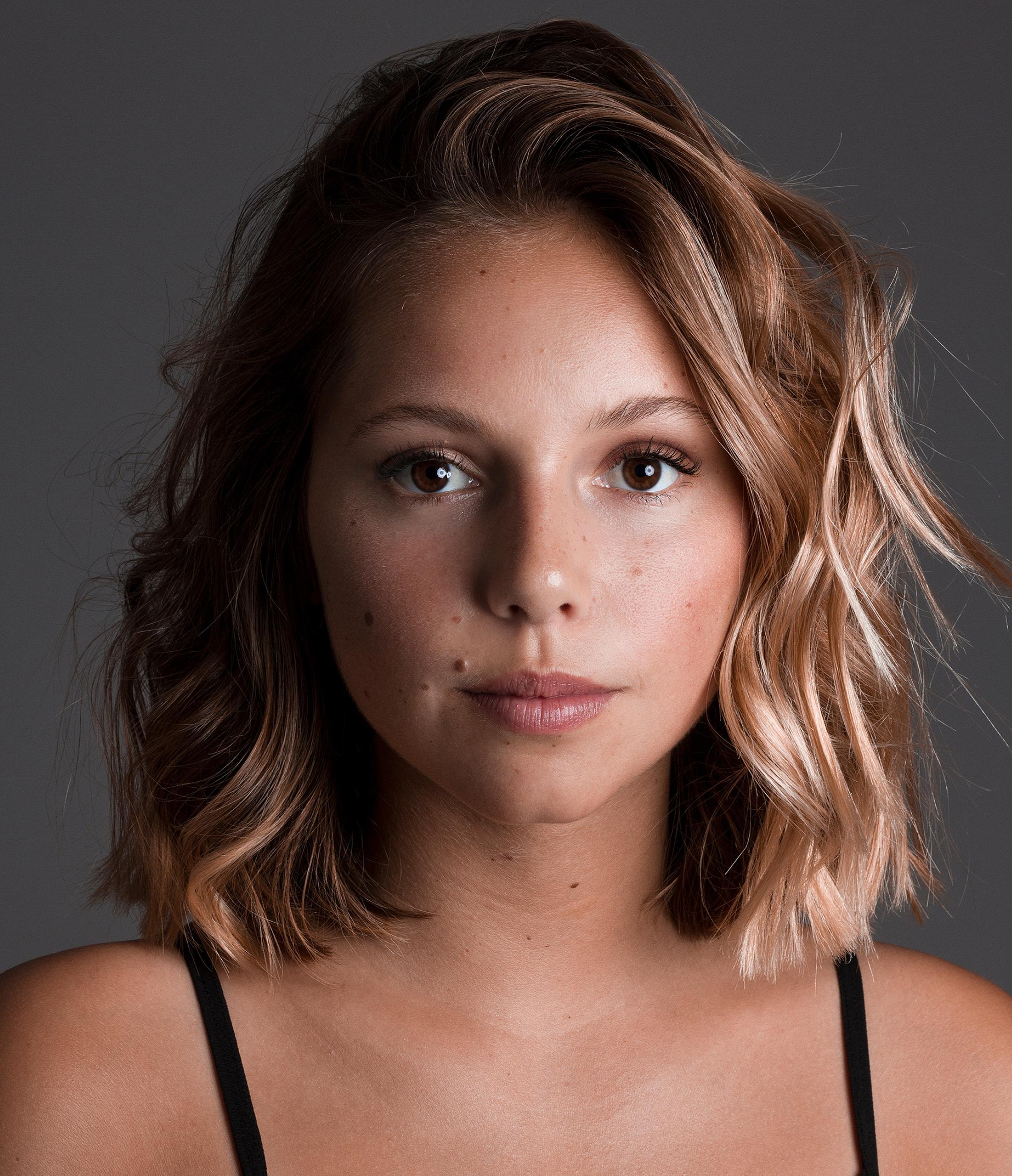 actor Laura Dutra large photo