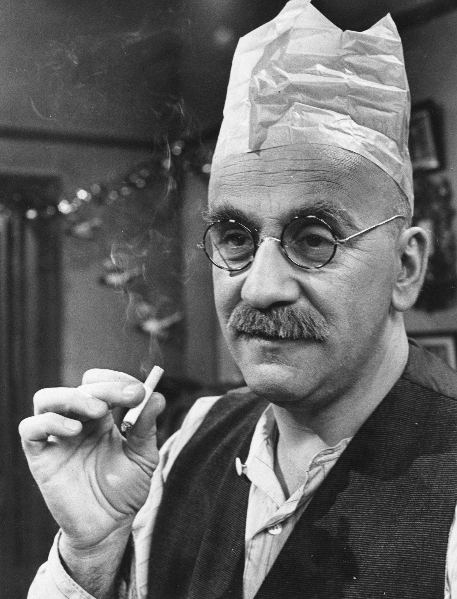 actor Warren Mitchell large photo