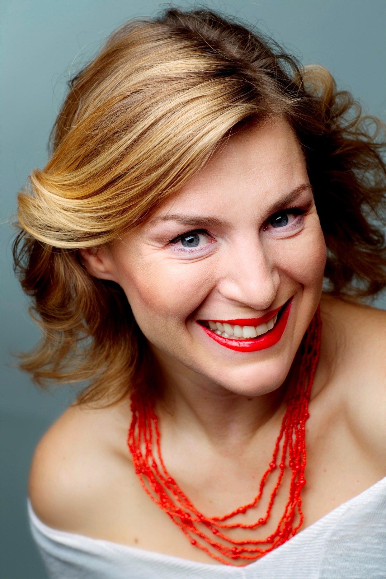 actor Lenka Krobotová large photo