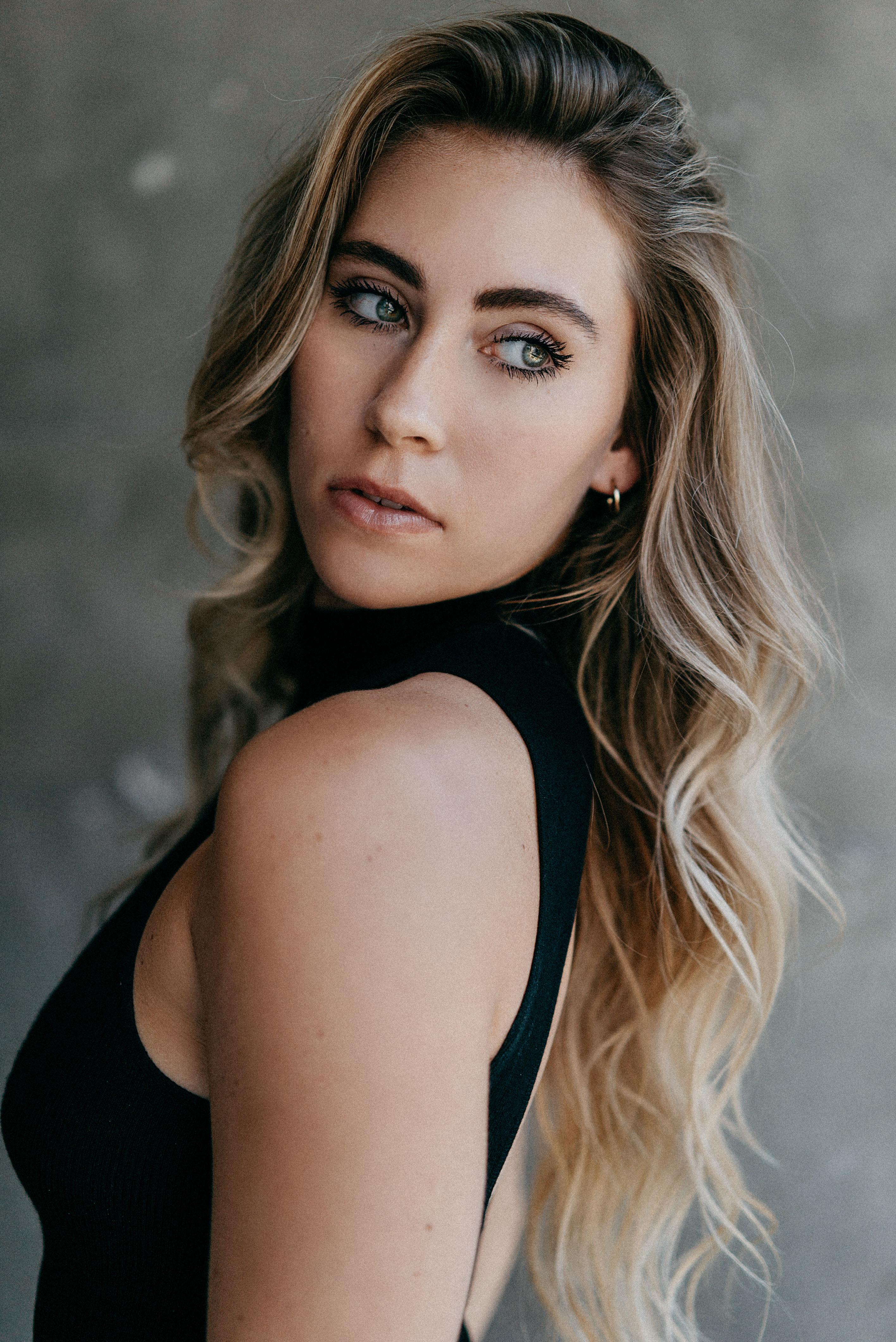 actor Mackenzie Hughes large photo