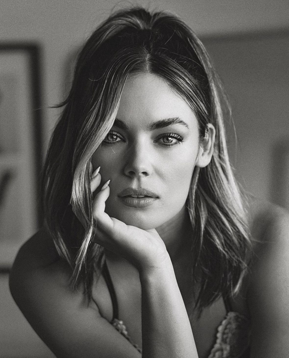 actor Caina Summer Field large photo