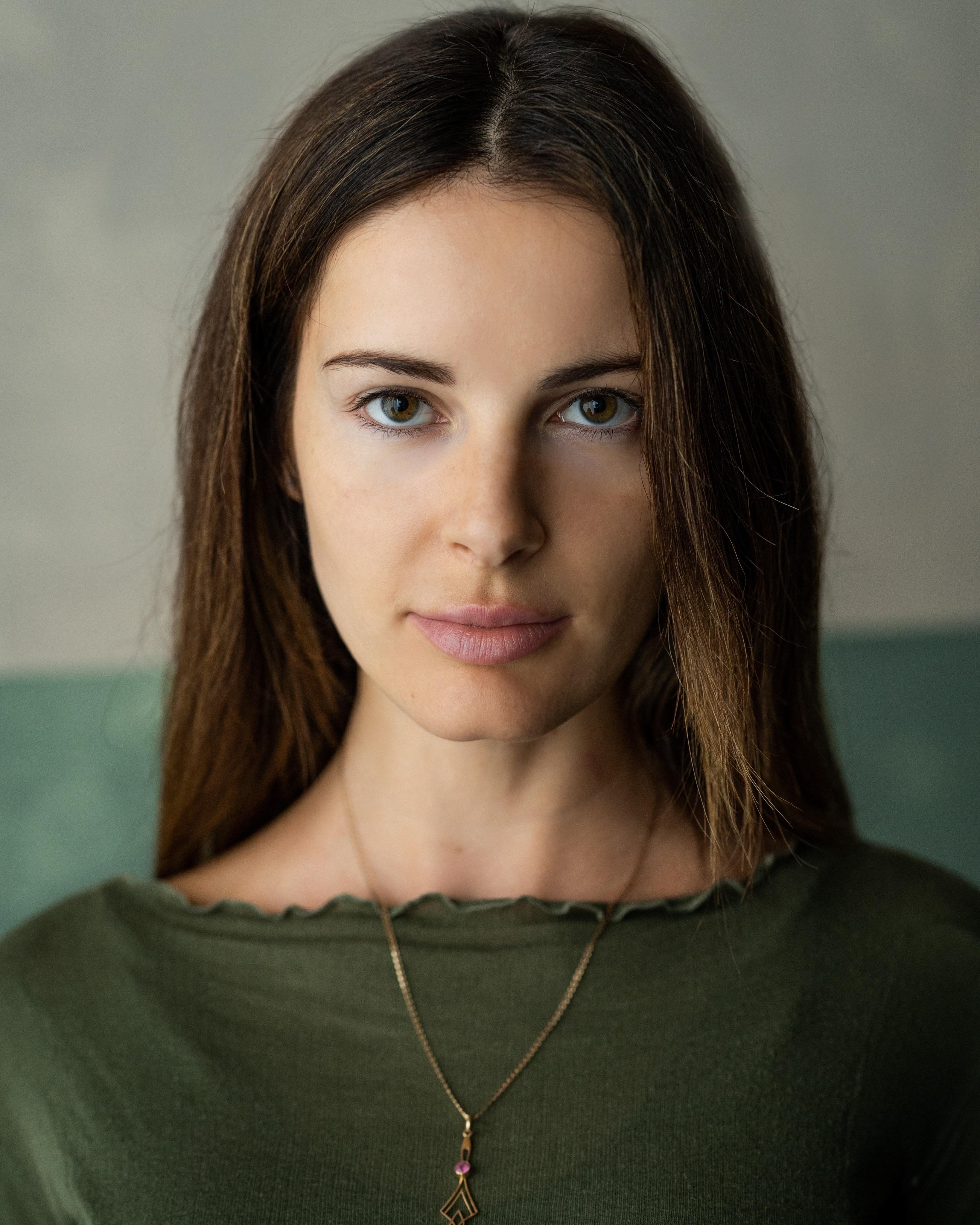 actor Abigail Sakari large photo