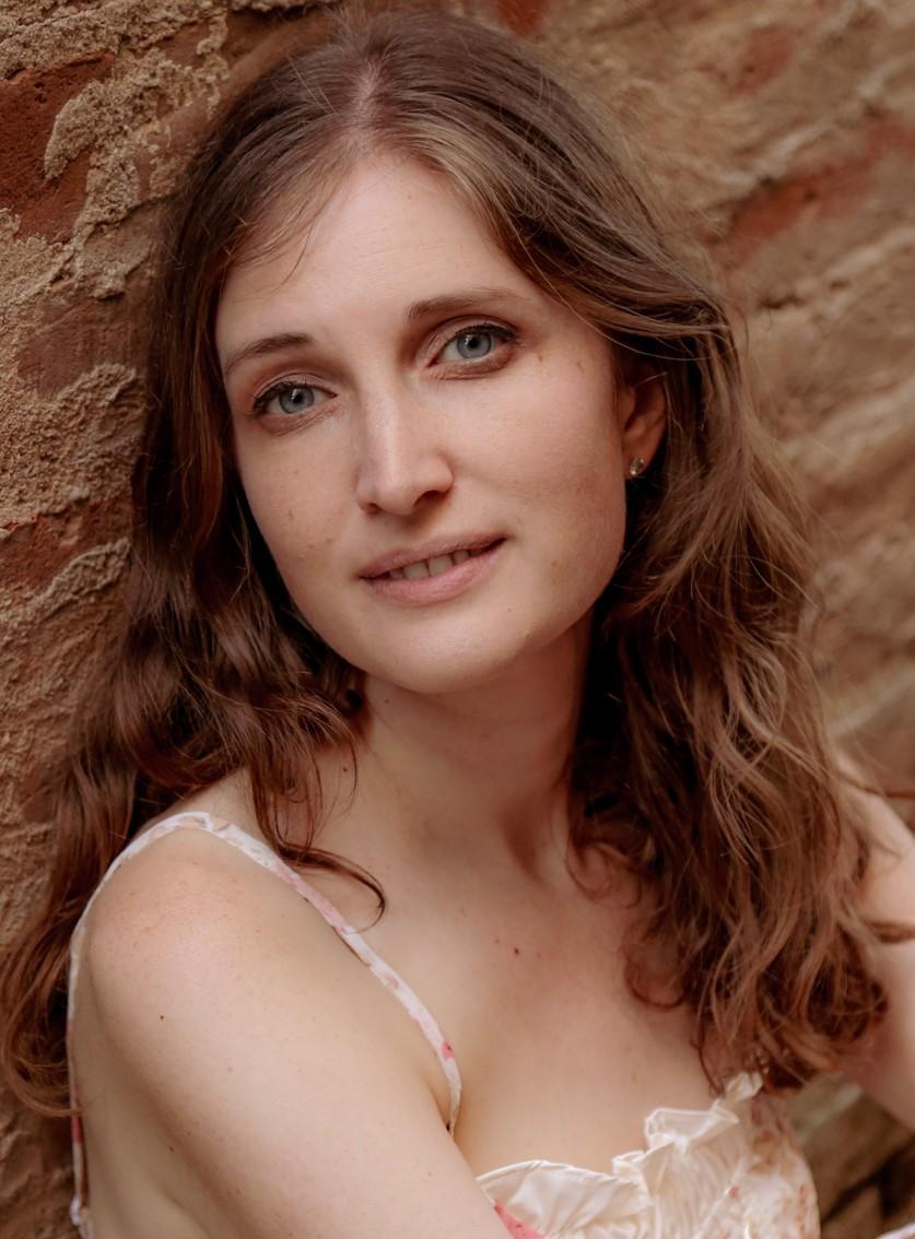 actor Katie Otten large photo