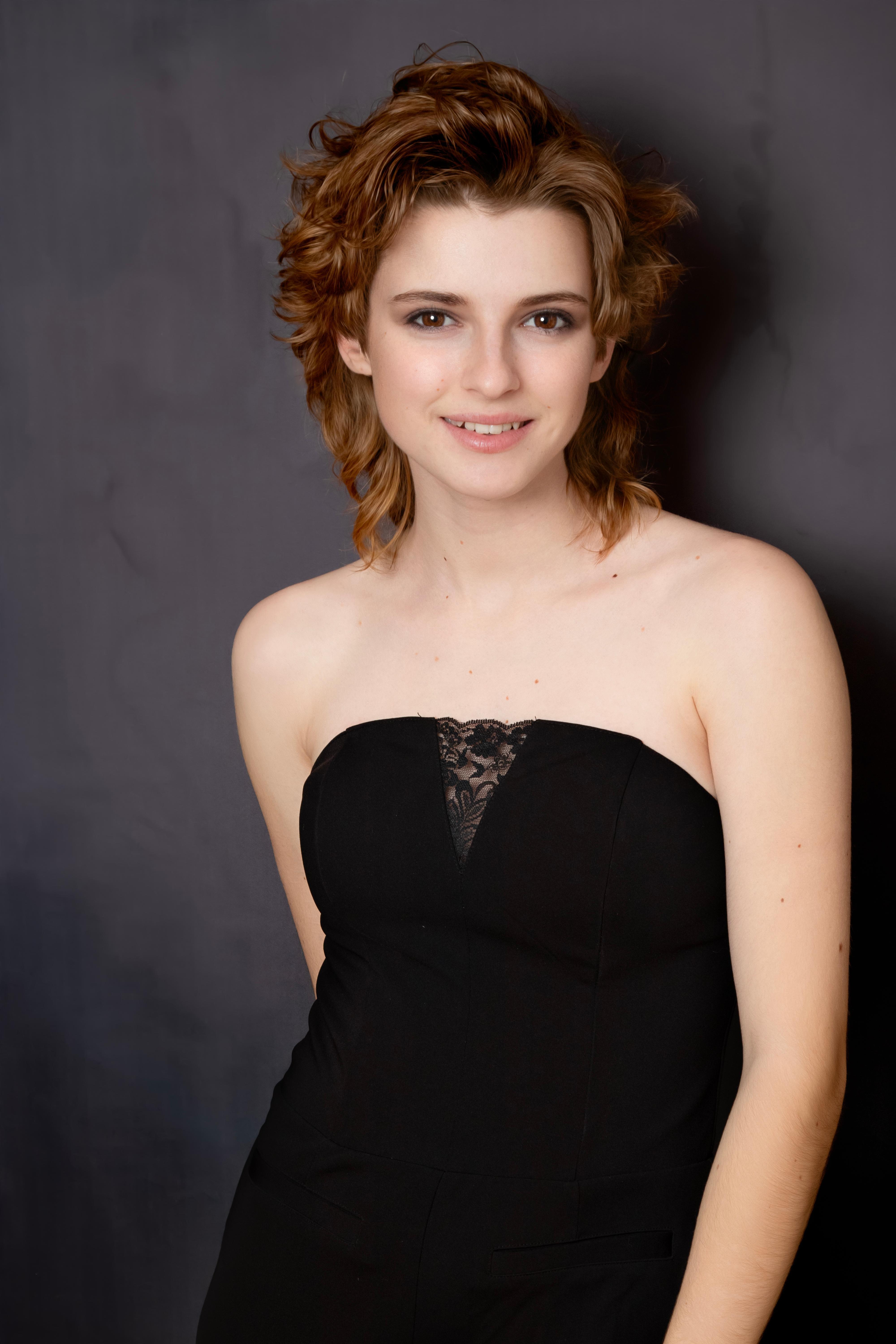 actor Lyla Elliott large photo