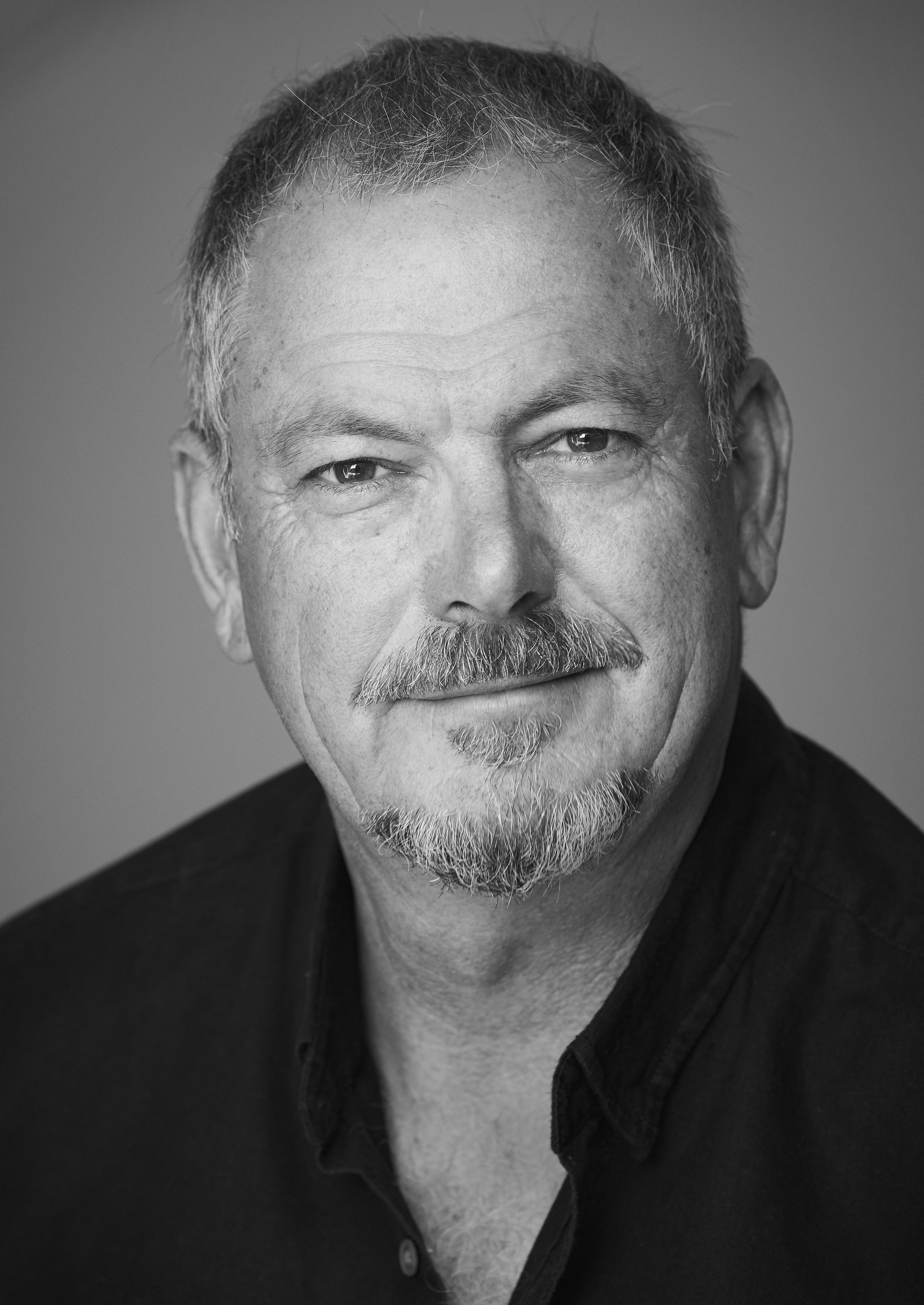 actor Peter Elliott large photo