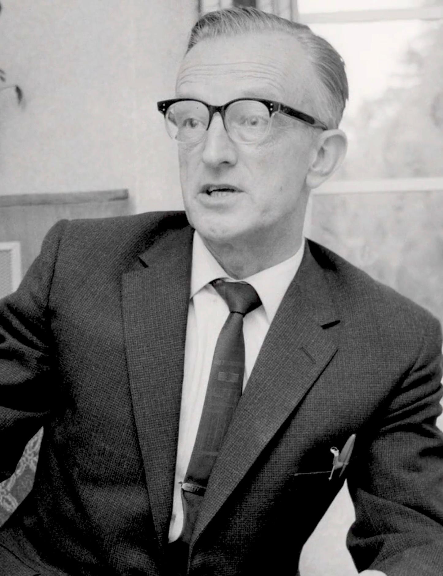 actor Lewis Jones large photo