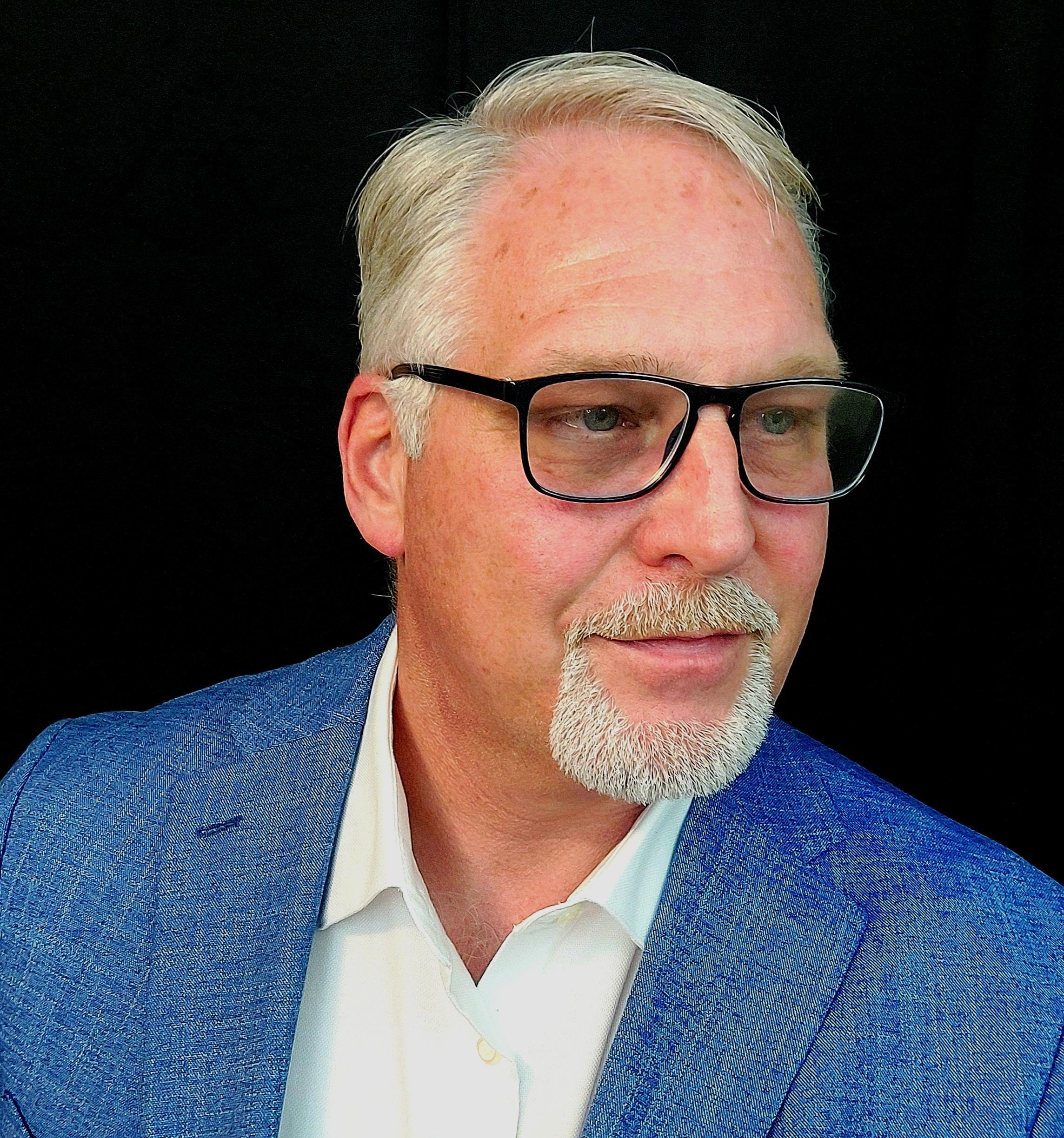 actor Richard Ingle large photo