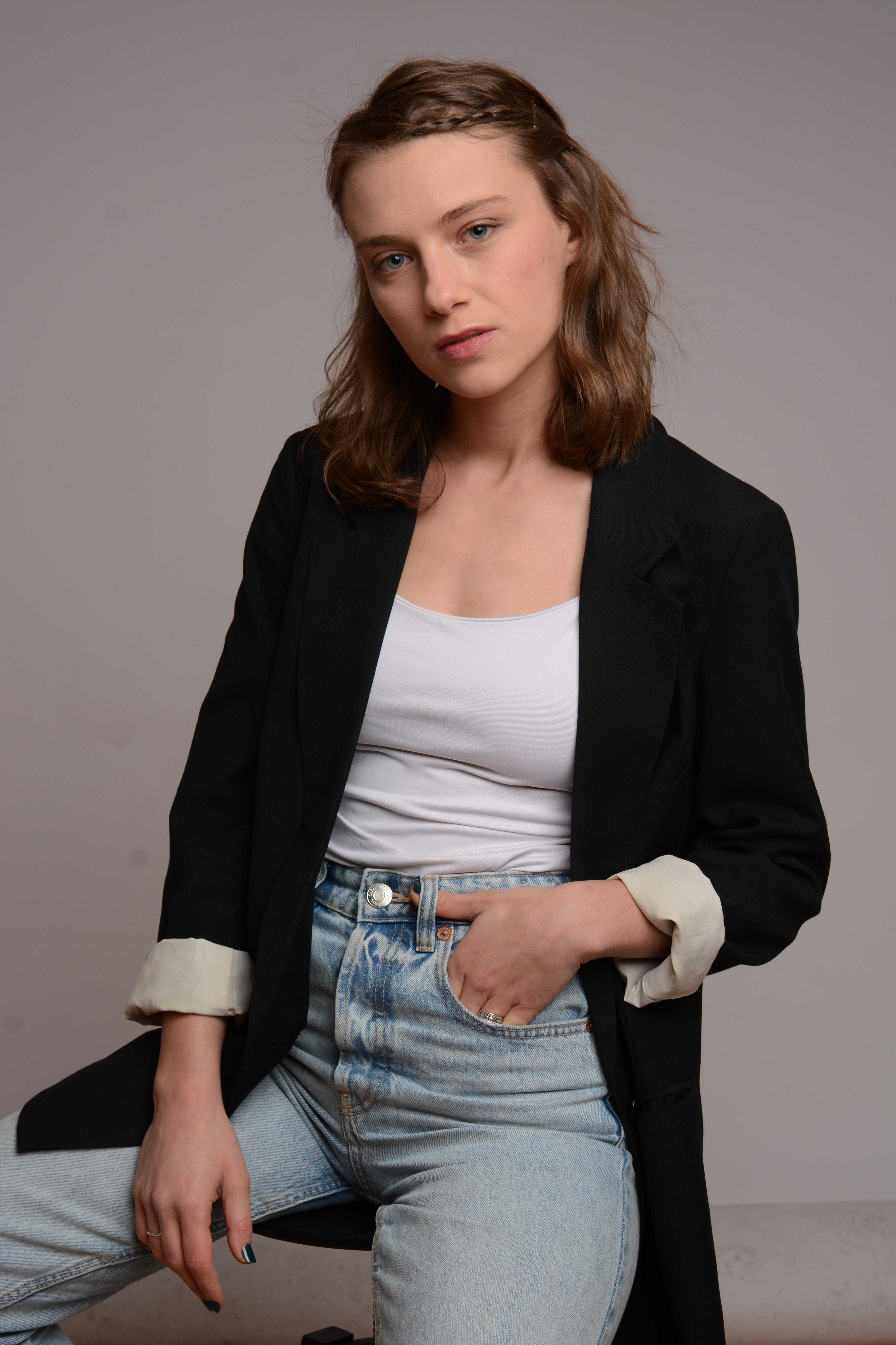 actor Sara Klimoska large photo