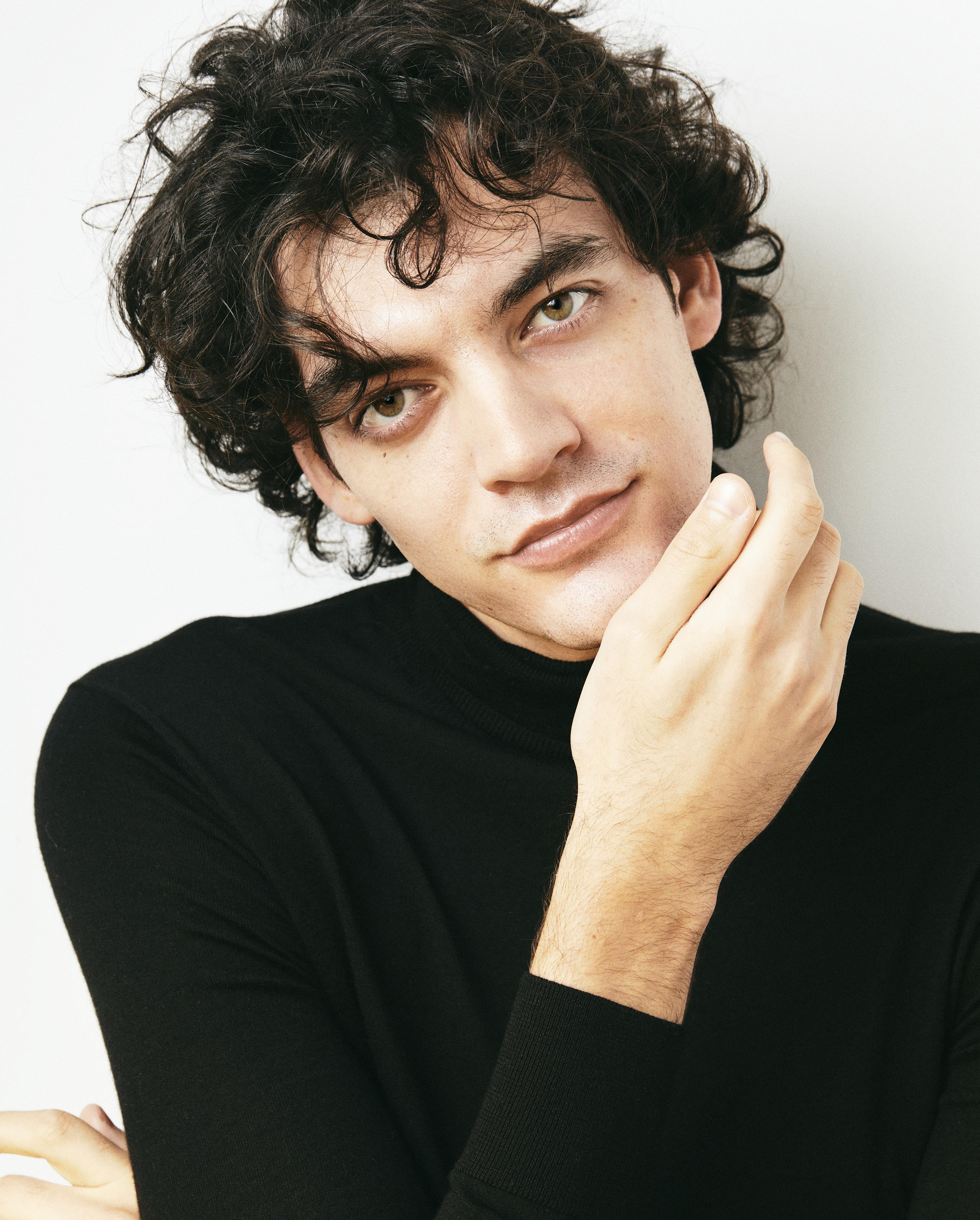 actor Armando Rivera large photo