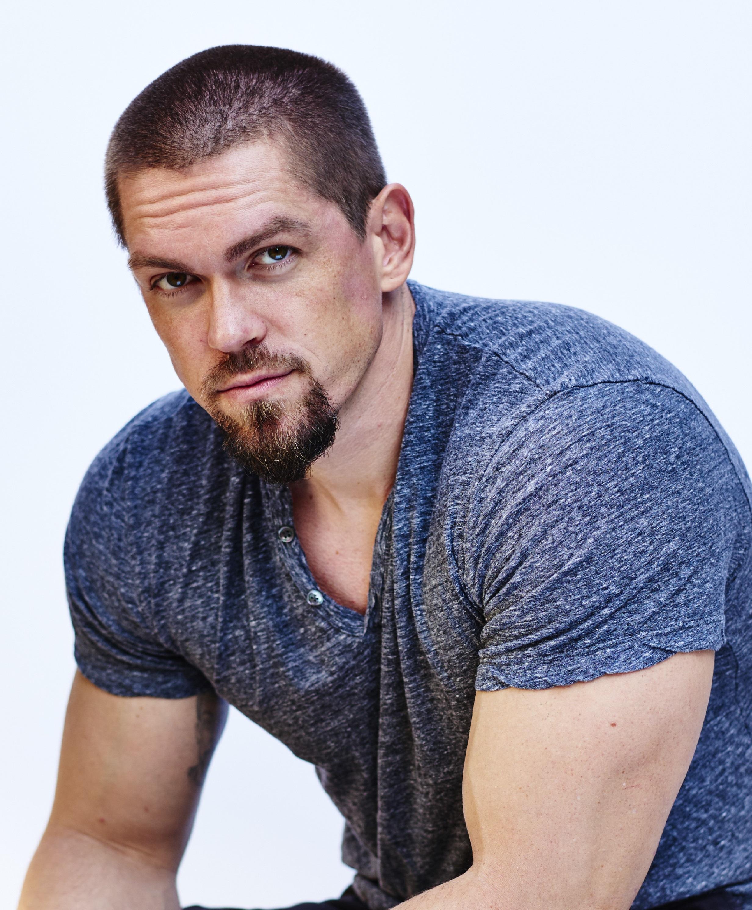 actor Steve Howey large photo