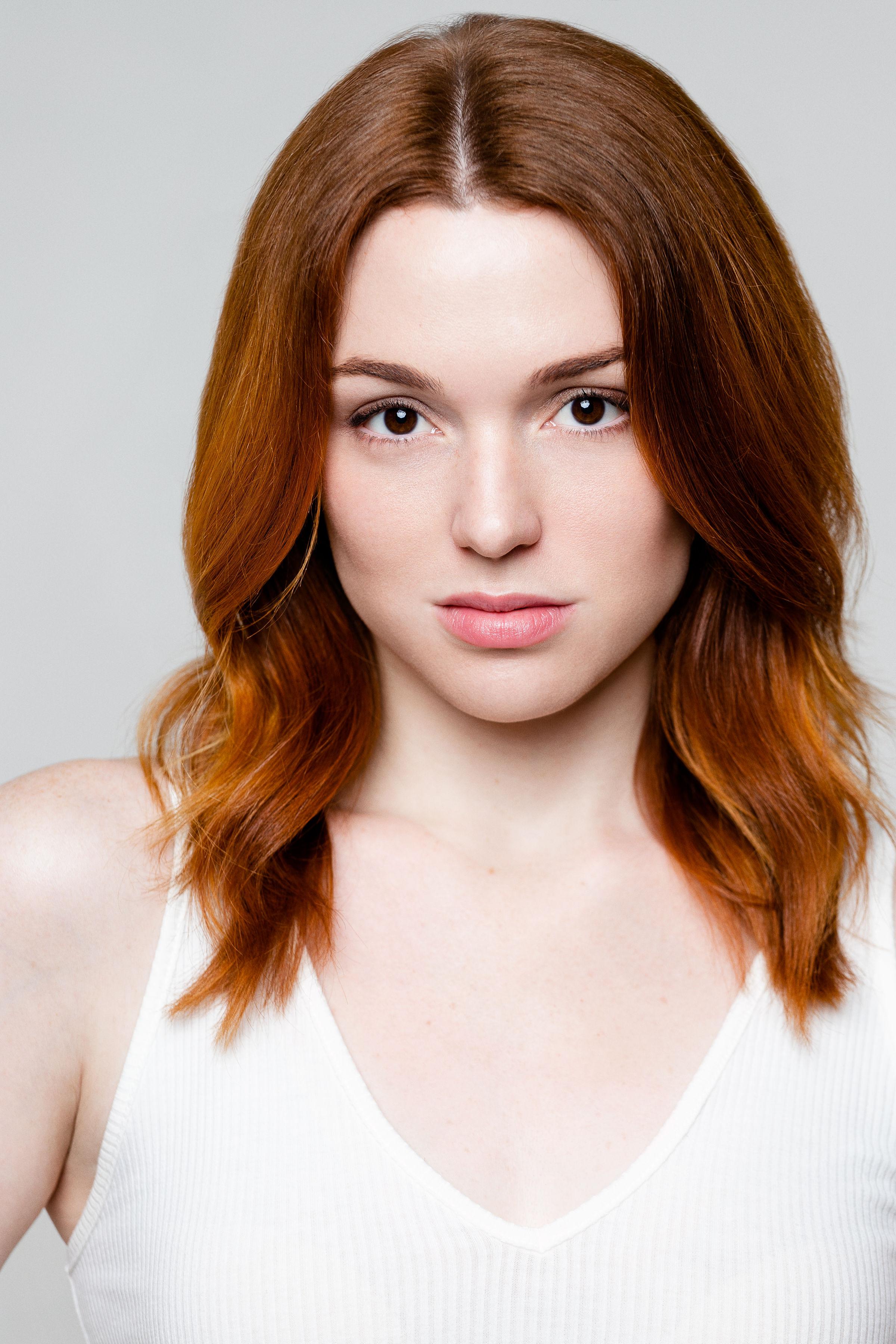 actor Jennifer Stone large photo