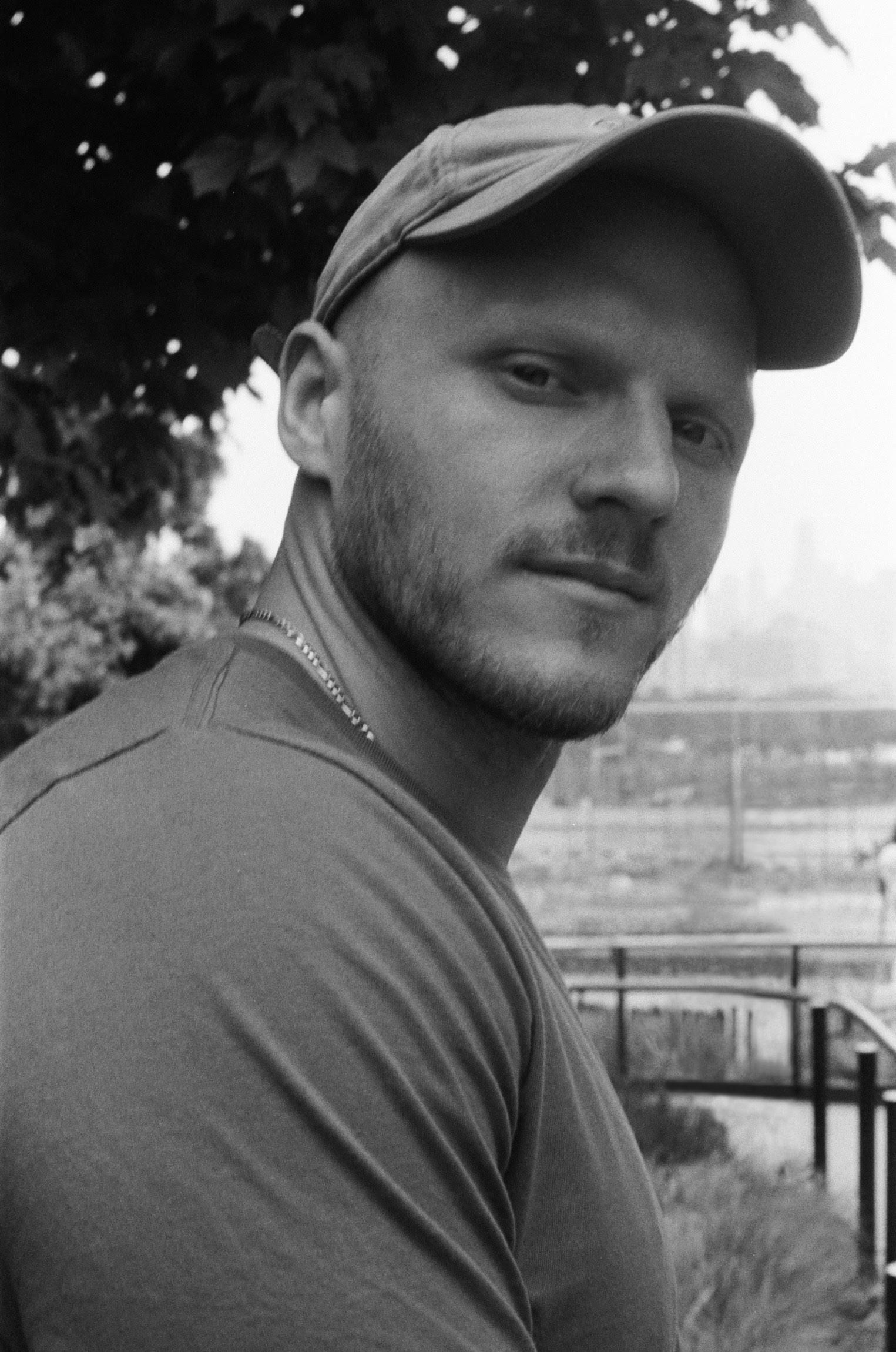 actor Brett Bartholomew large photo