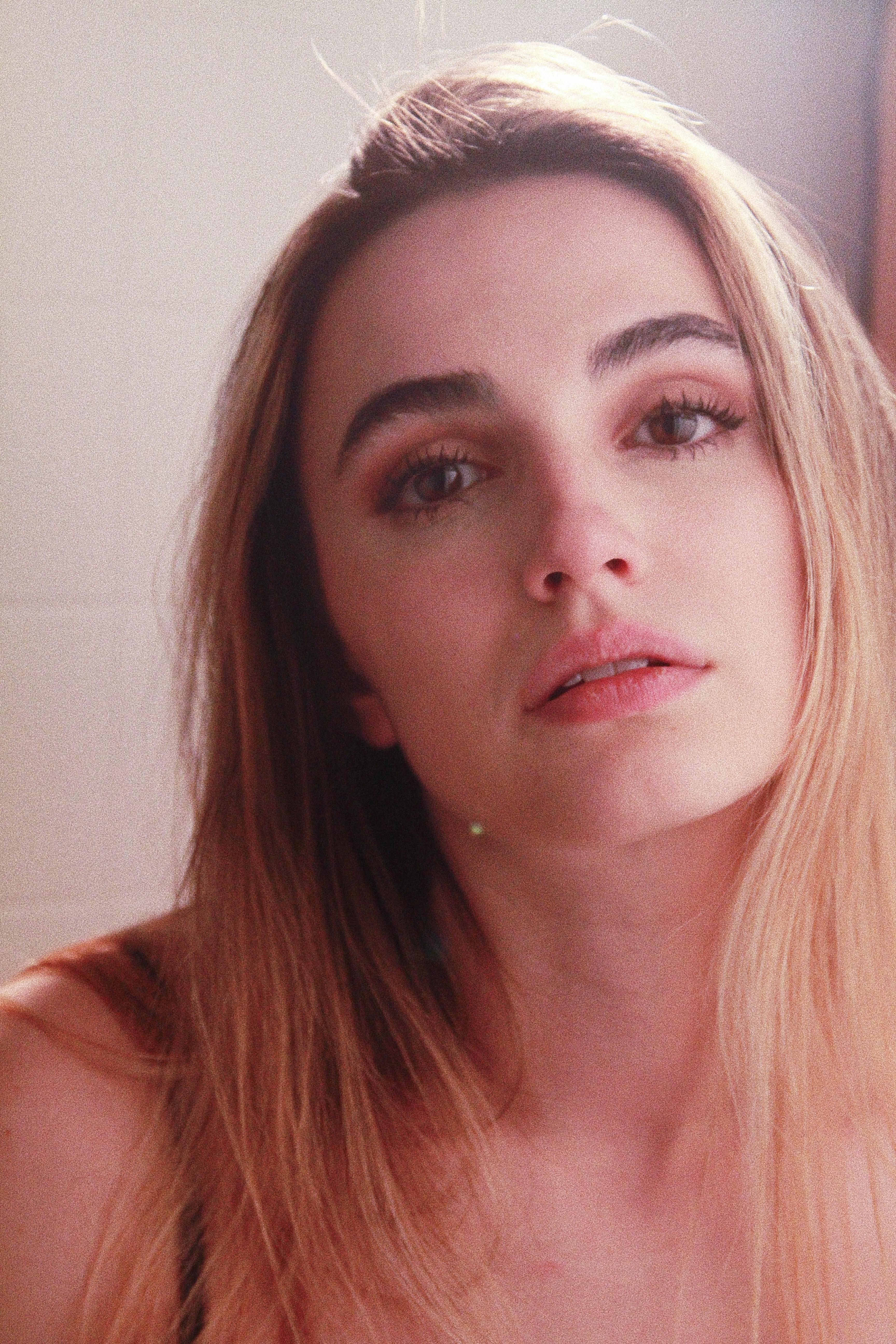 actor Emily Keefe large photo