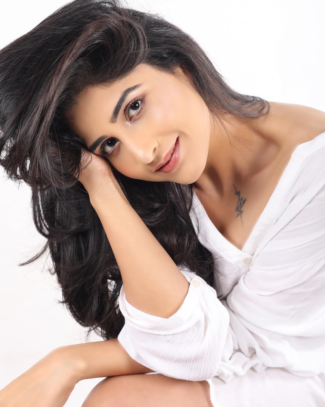 actor Saloni Batra large photo