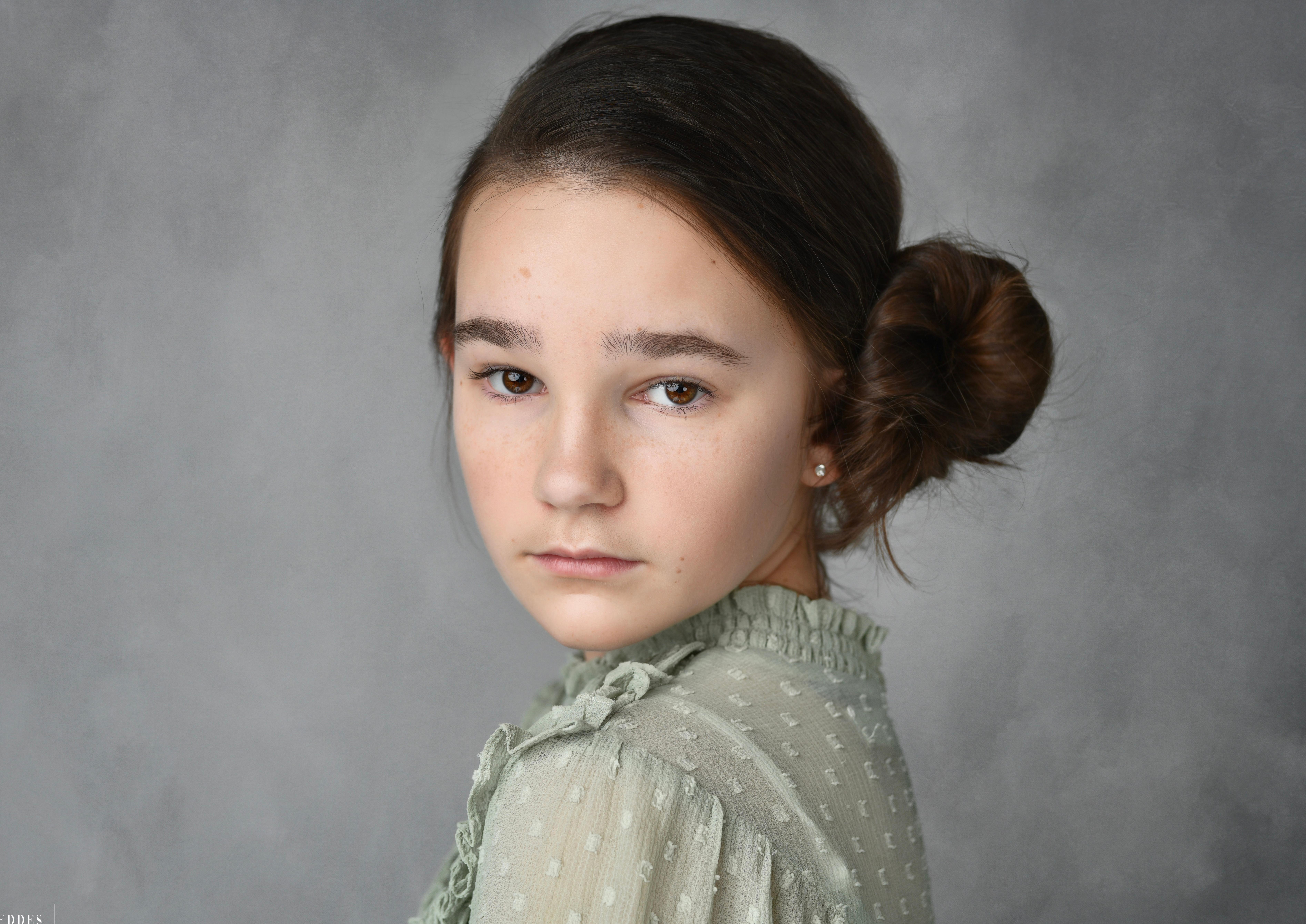 actor Evie Kiszel large photo