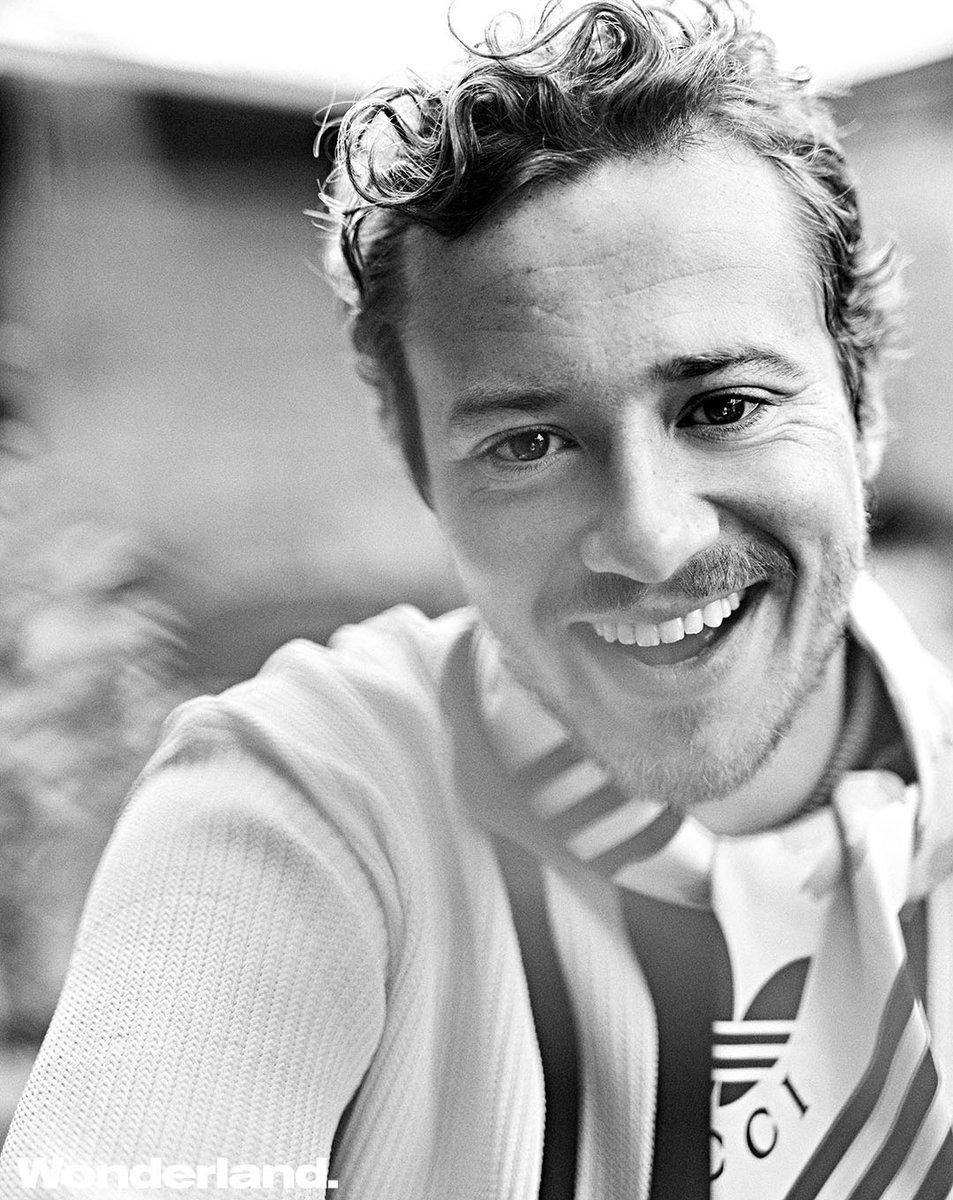 actor Joseph Quinn large photo