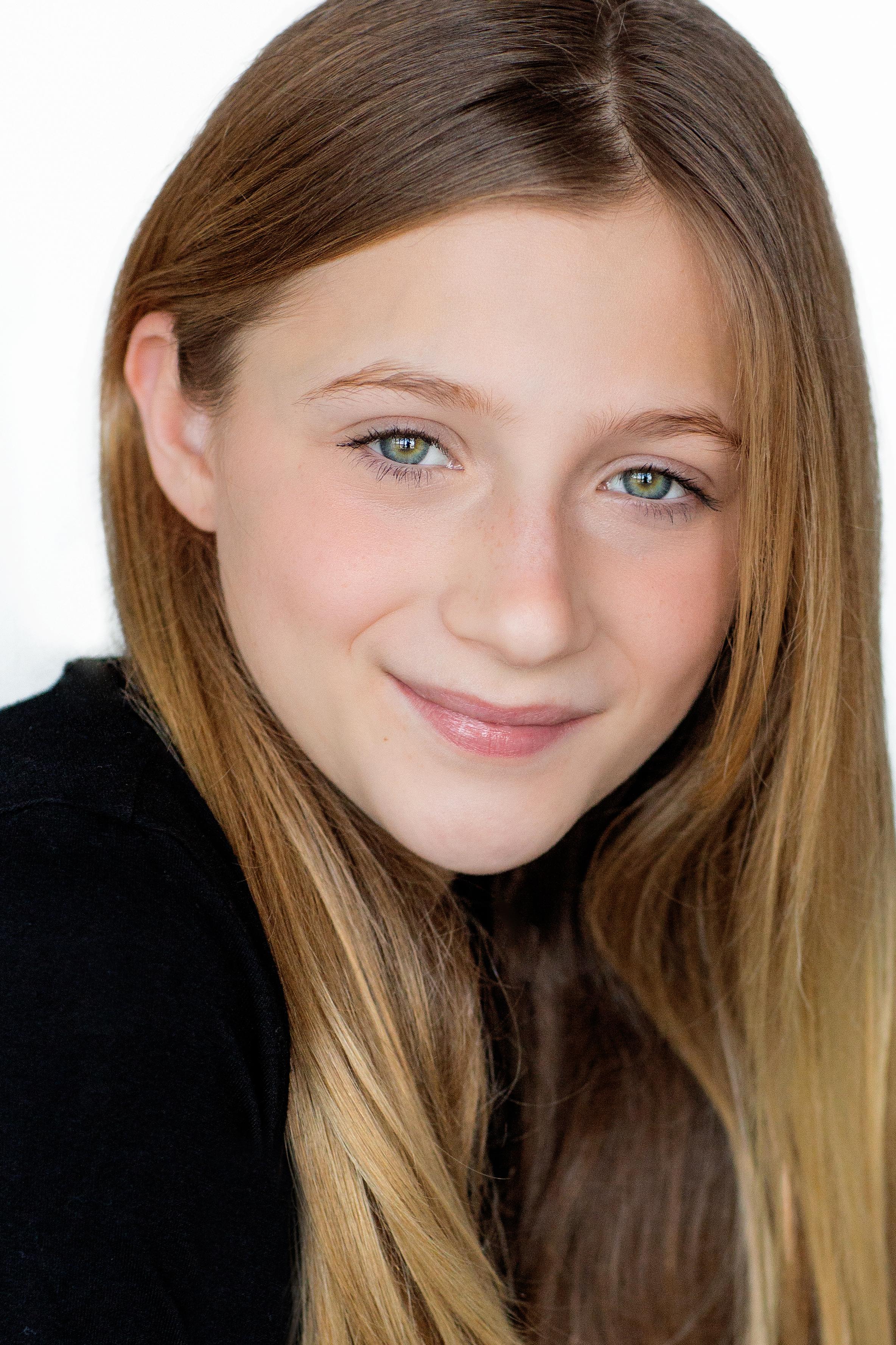 actor Taylor Madeline Hand large photo