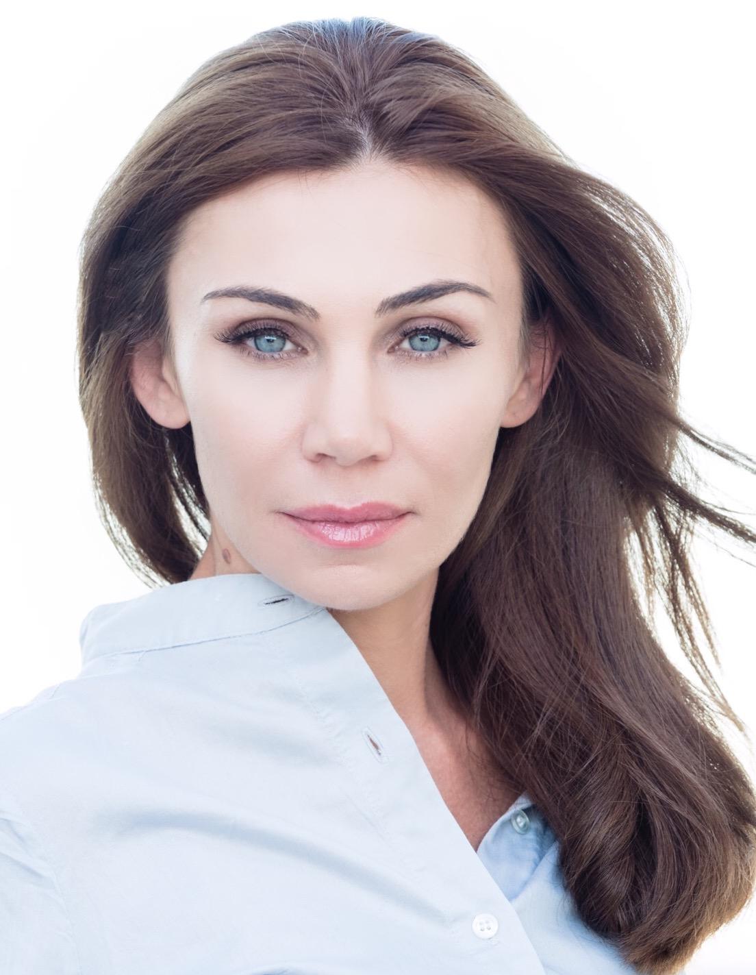 actor Ella Ayberk large photo