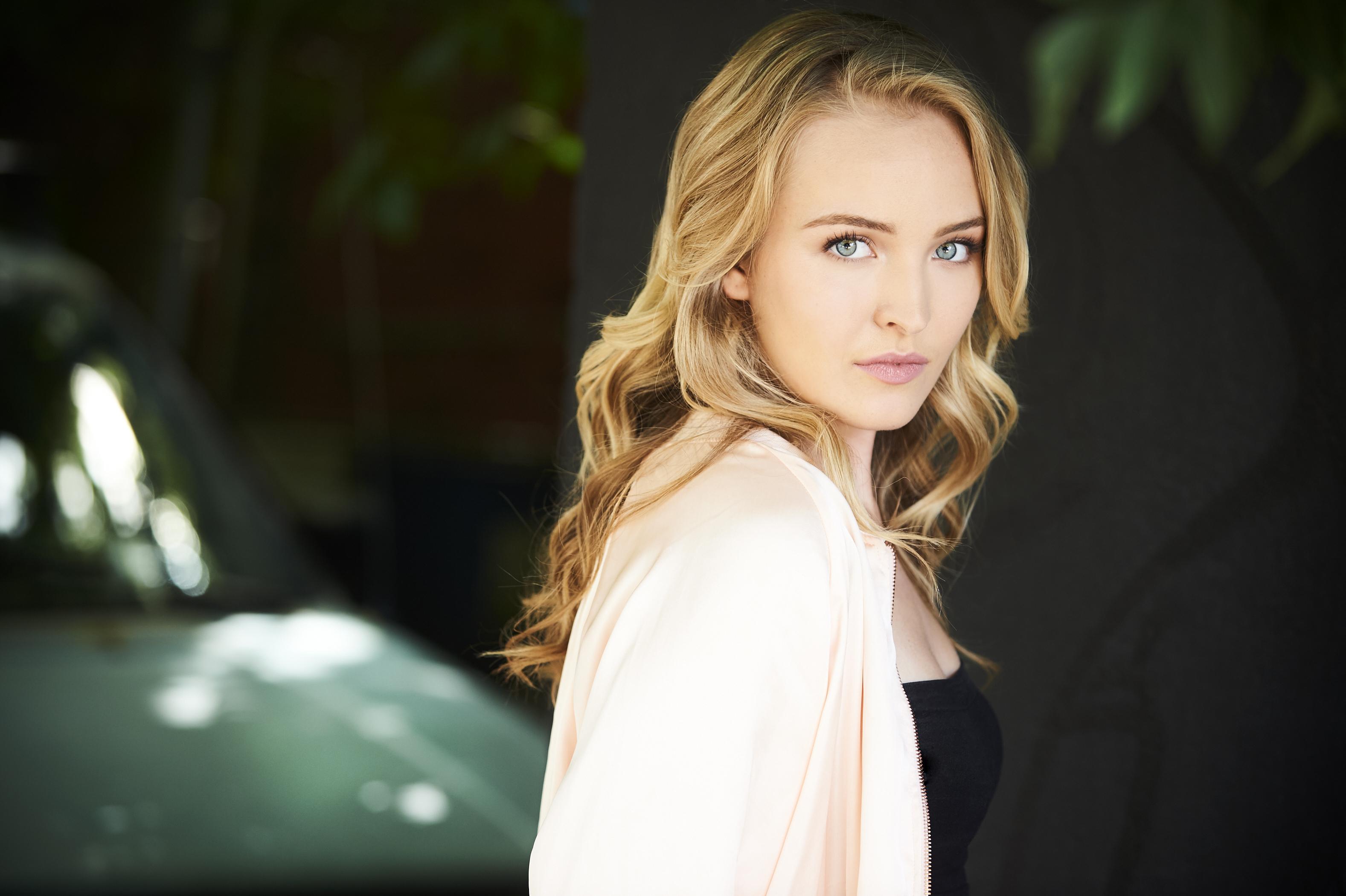 actor Kira Murphy large photo