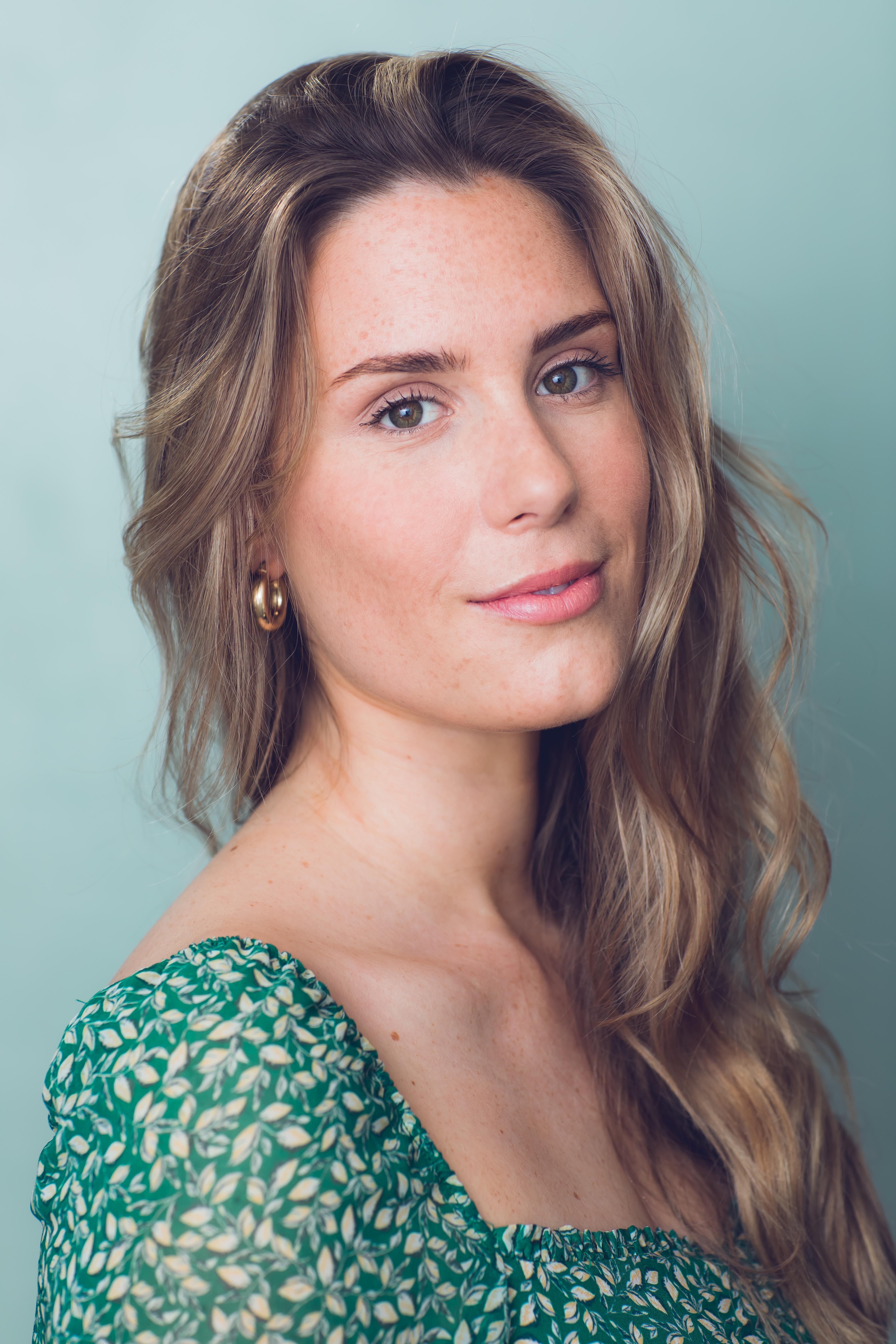 actor Natalie Buck large photo