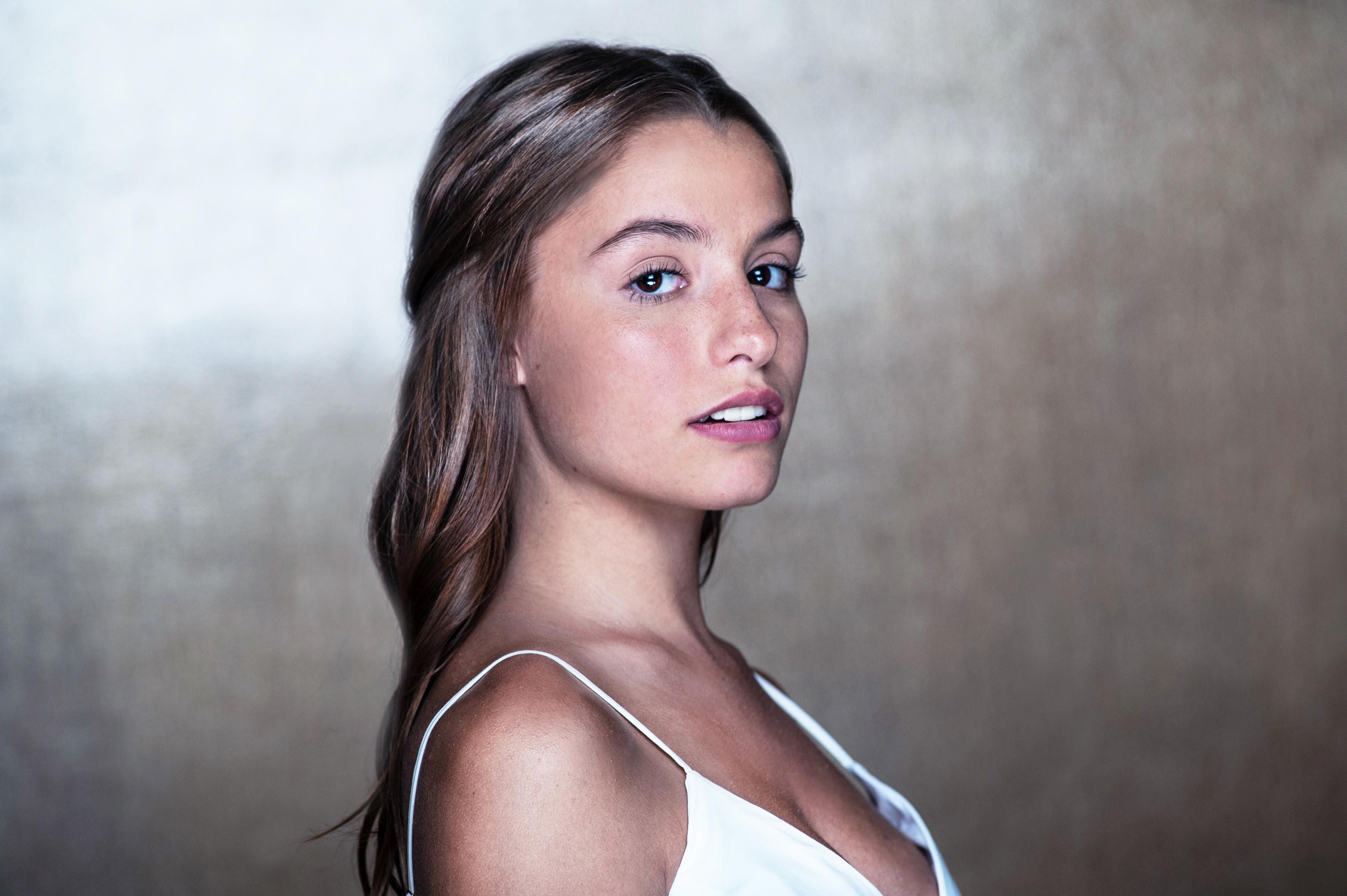 actor Ava Preston large photo