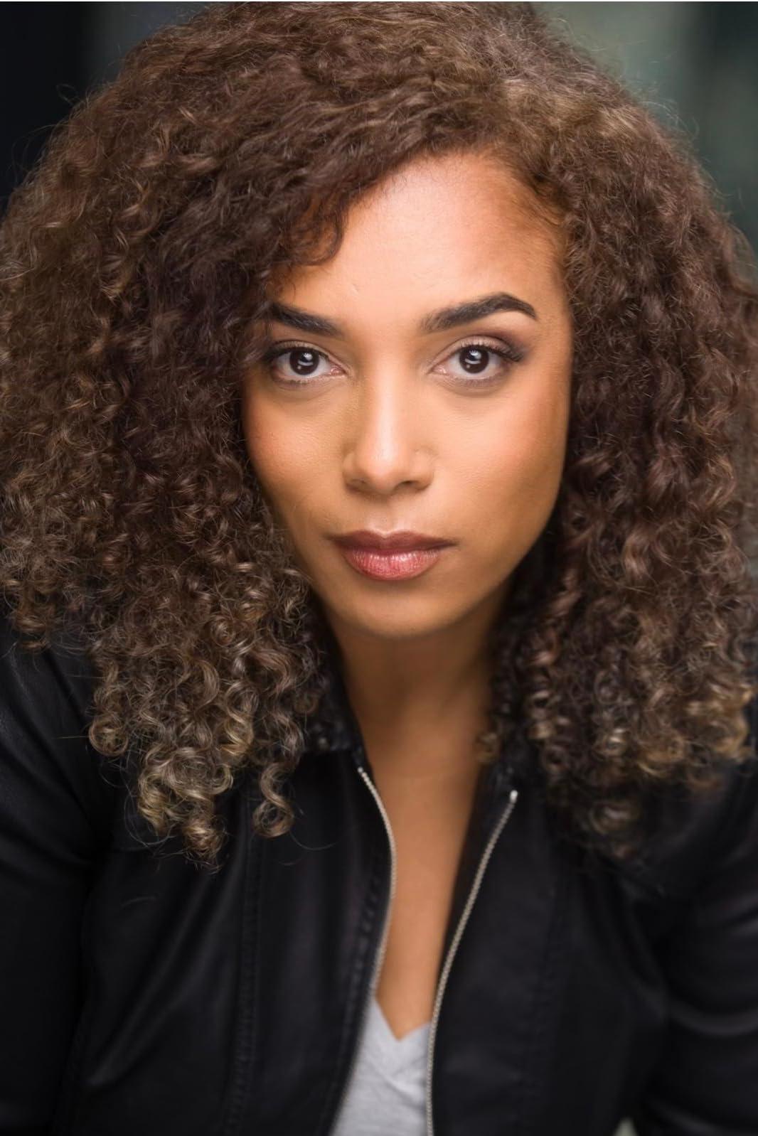 actor Cecilie Davis large photo