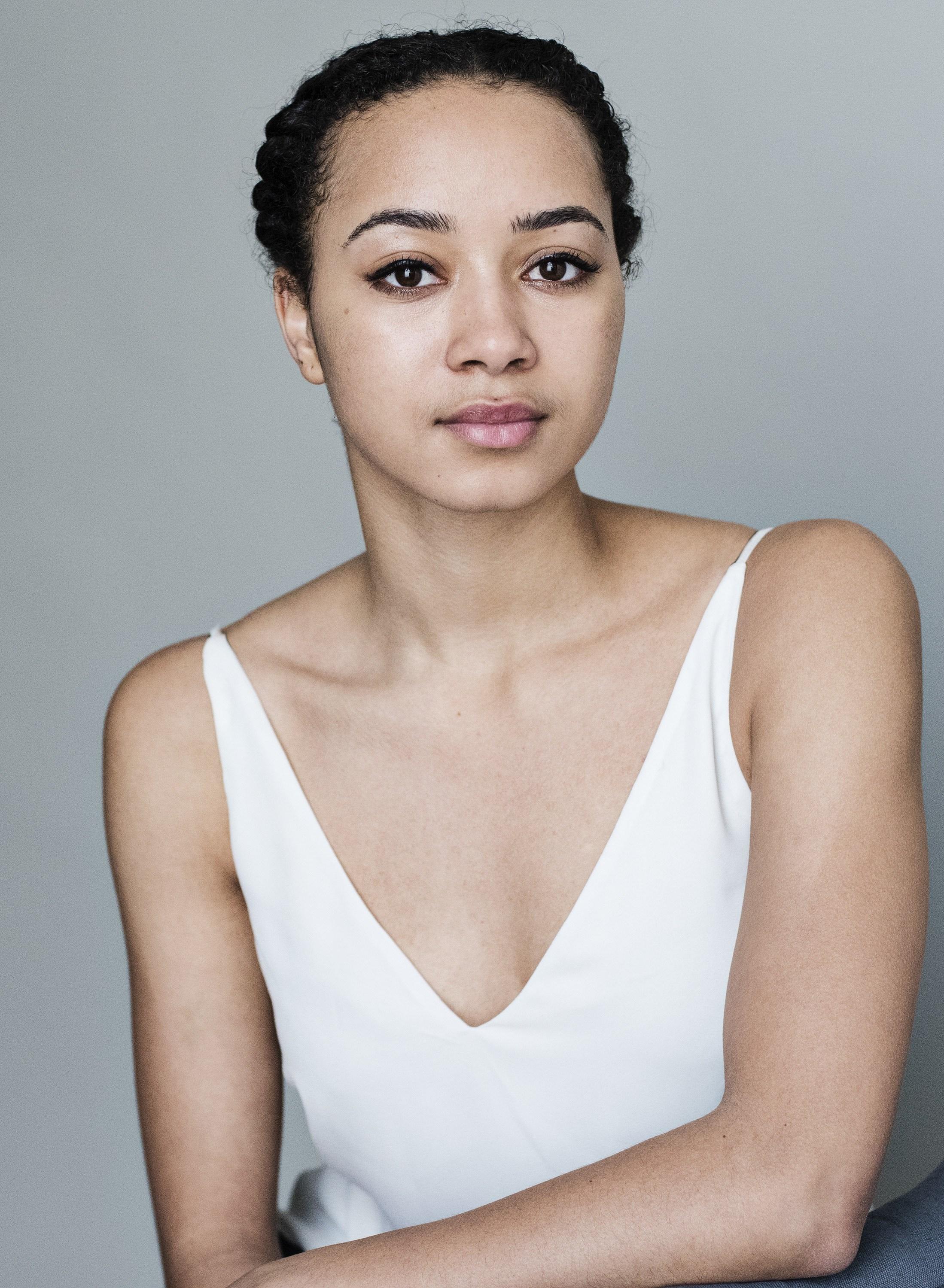 actor Emma Naomi large photo