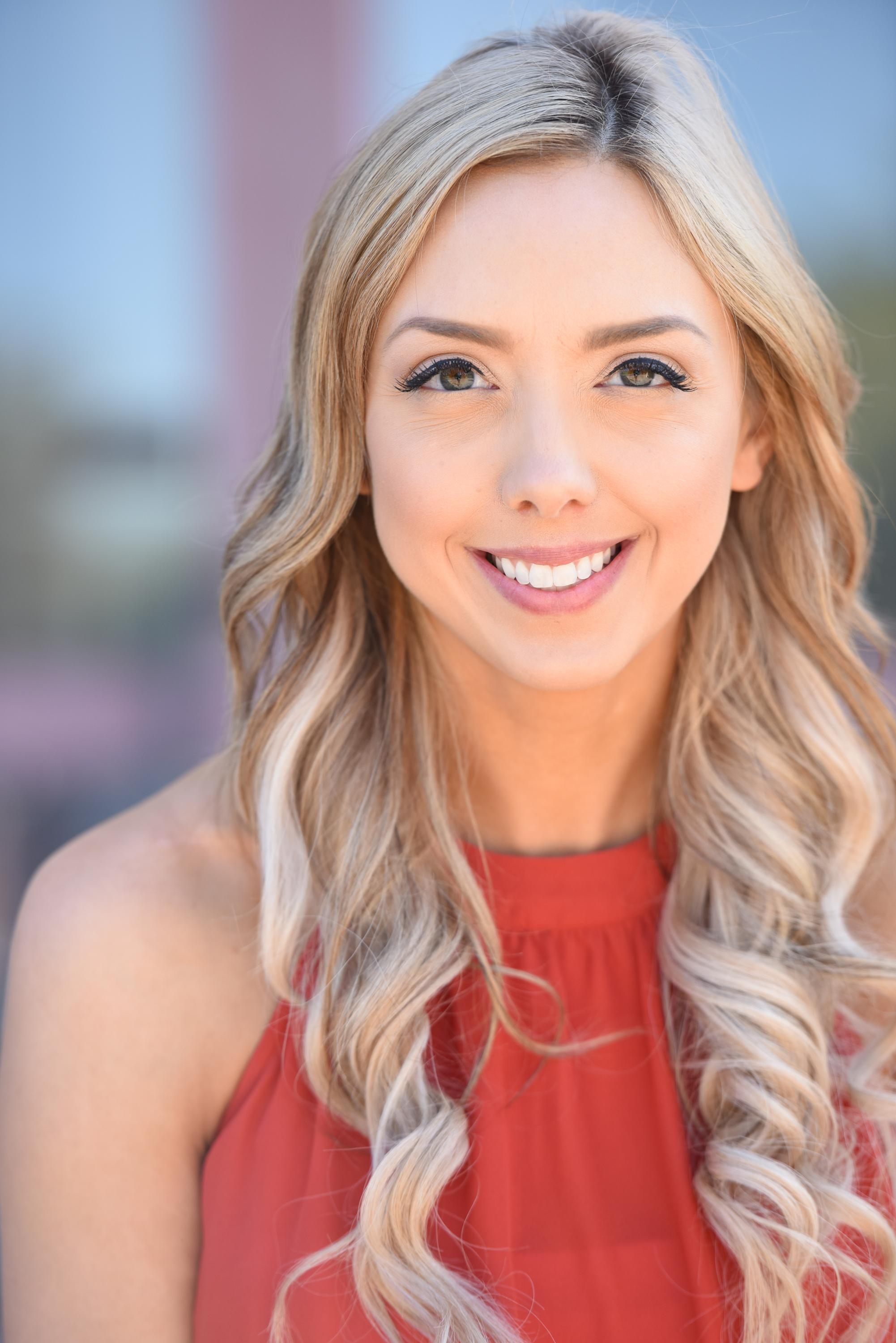 actor Laura Dennis large photo