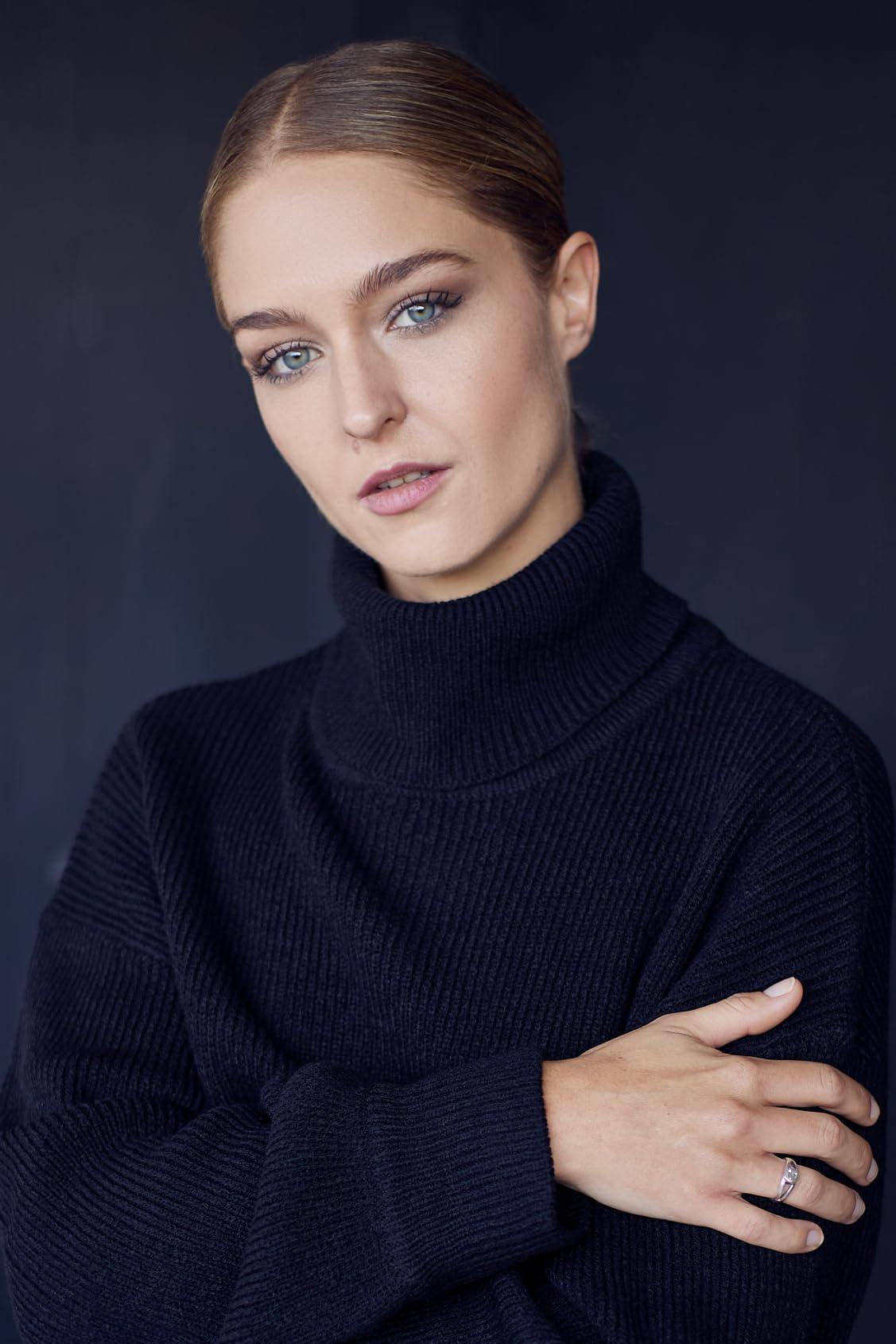 actor Donna Cormack-Thomson large photo