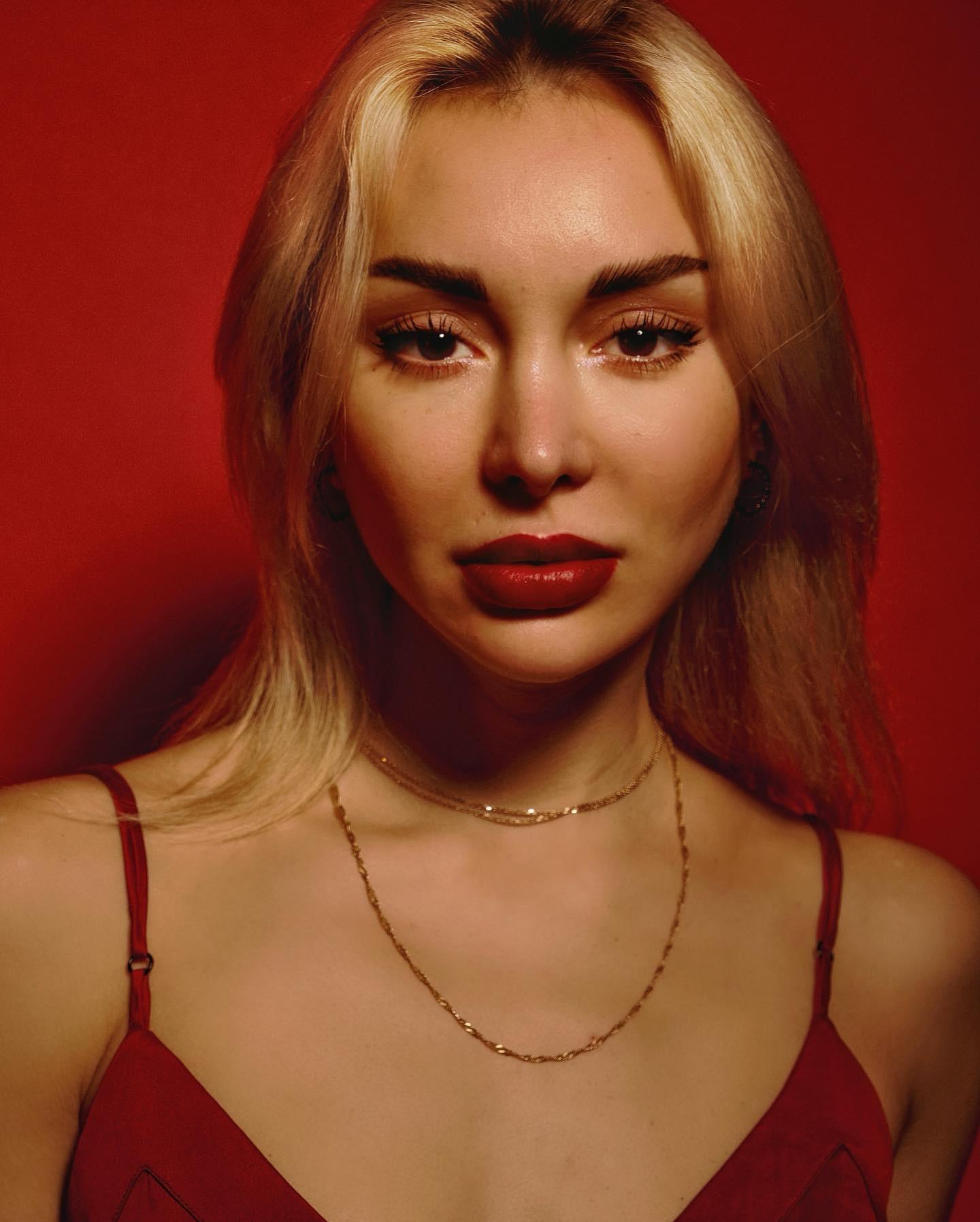 actor Olga Silina large photo