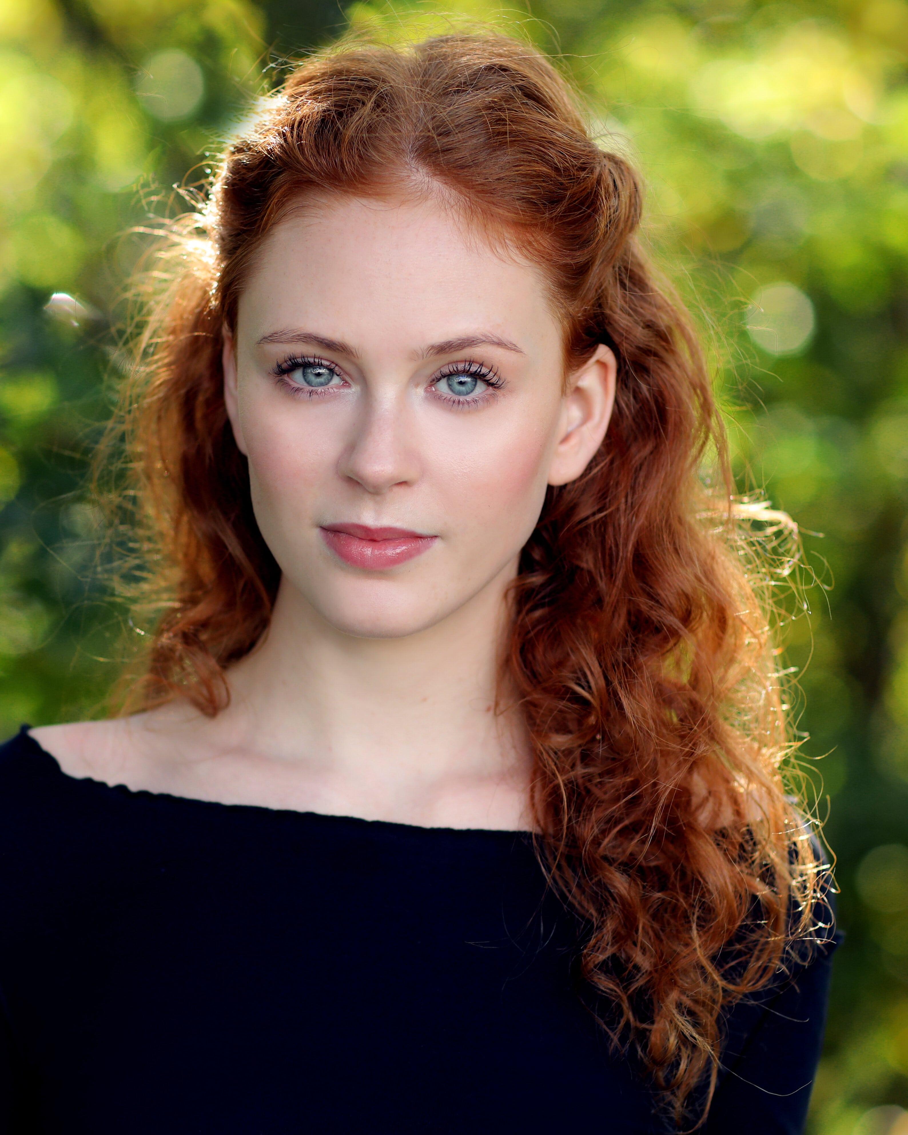 actor Helena Barlow large photo