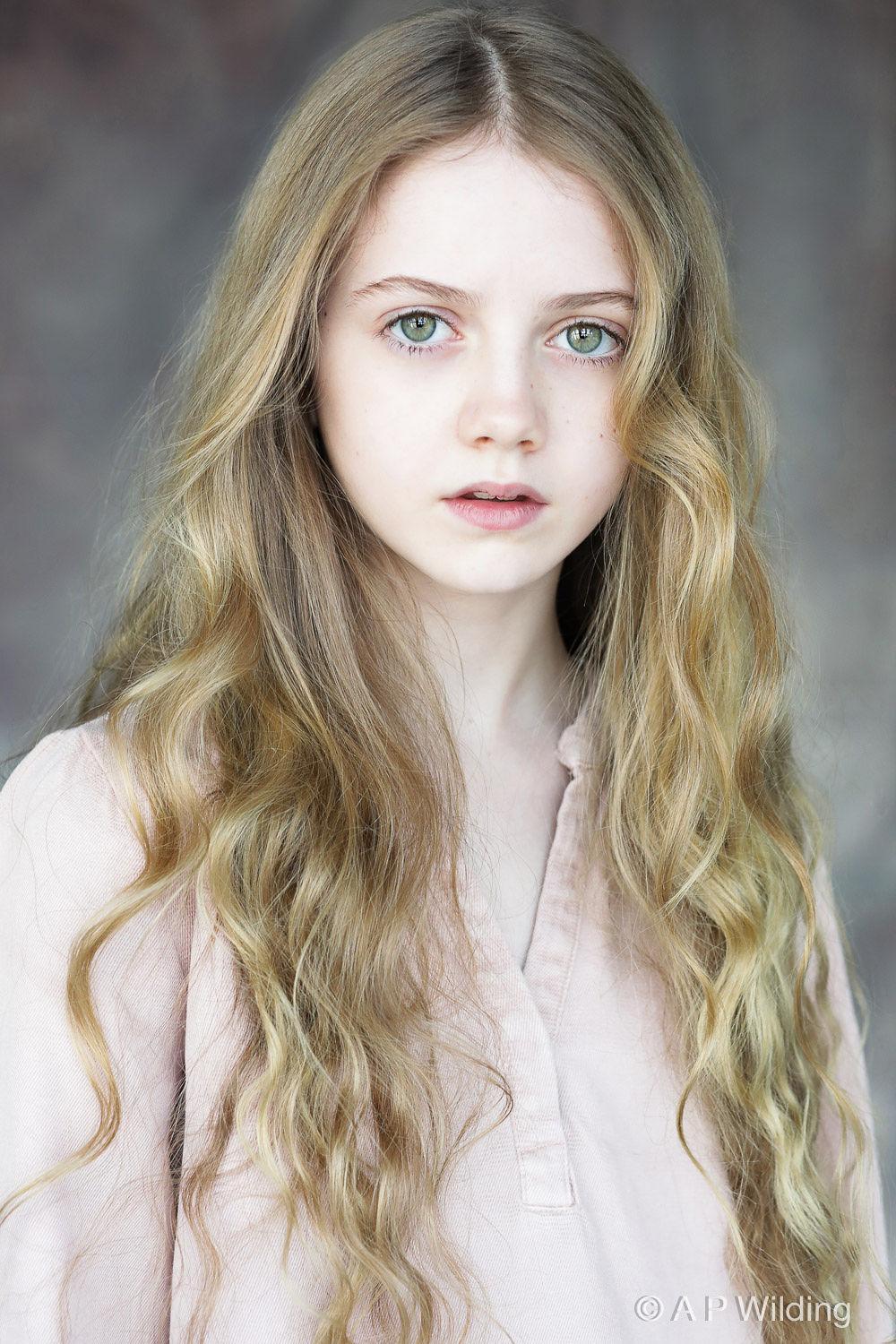 actor Evie Templeton large photo