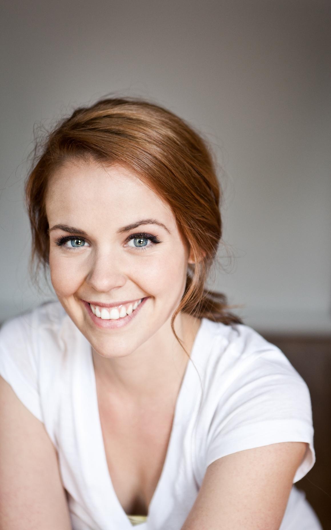 actor Noémie O'Farrell large photo