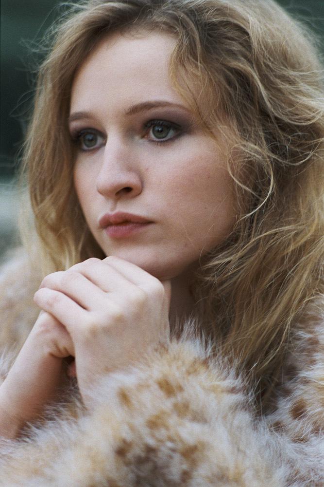 actor Christa Théret large photo