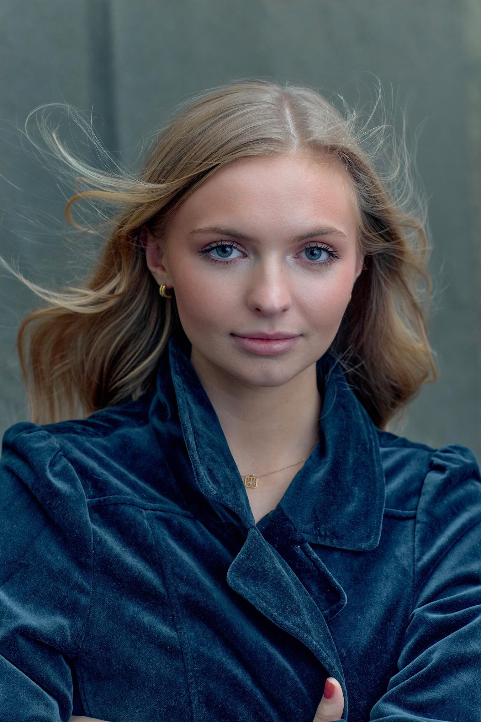 actor Lily Blunsom-Washbrook large photo